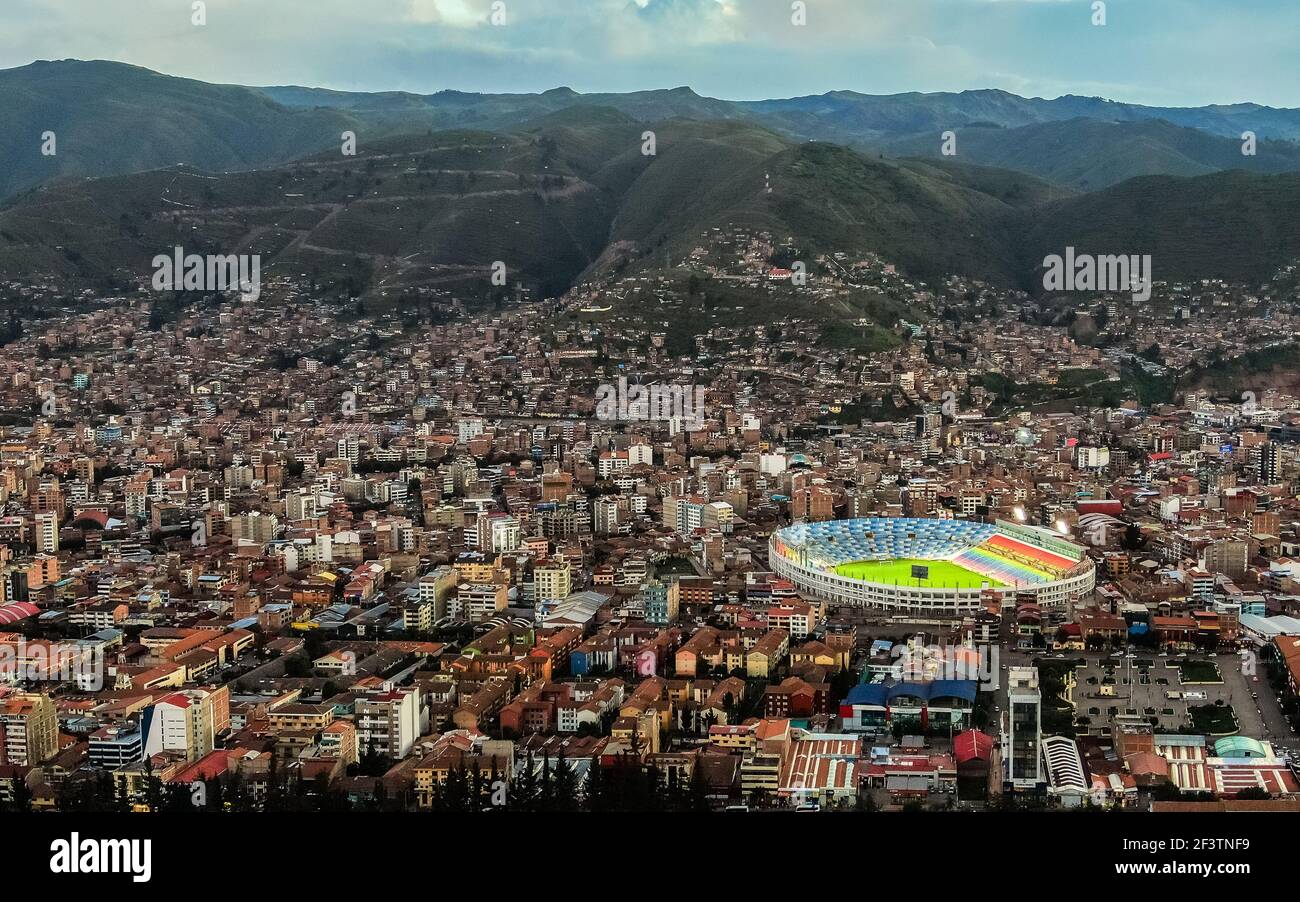 Panoramablick auf den Bezirk Wanchaq und den Inka-Gacilaso De la Vega Fußballstadion in Cusco Schuss mit einem DJI Mavic Zoom Drohne in einem schönen Stockfoto