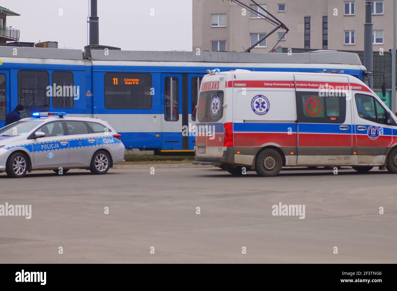 Notarztwagen, Polizeiwagen und Straßenbahn. Kollision im städtischen Verkehr. Stockfoto