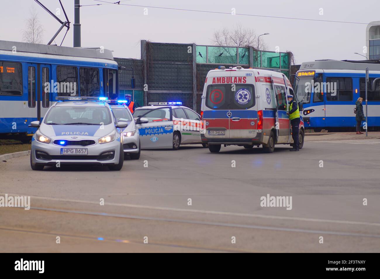 Krakau, Polen - 03,11.2021: Unfall mit Straßenbahnen und Personenwagen - Polizei, medizinische und Verkehrspolizei Autos. Der Ort des Zwischenfalls in Krakau Stockfoto