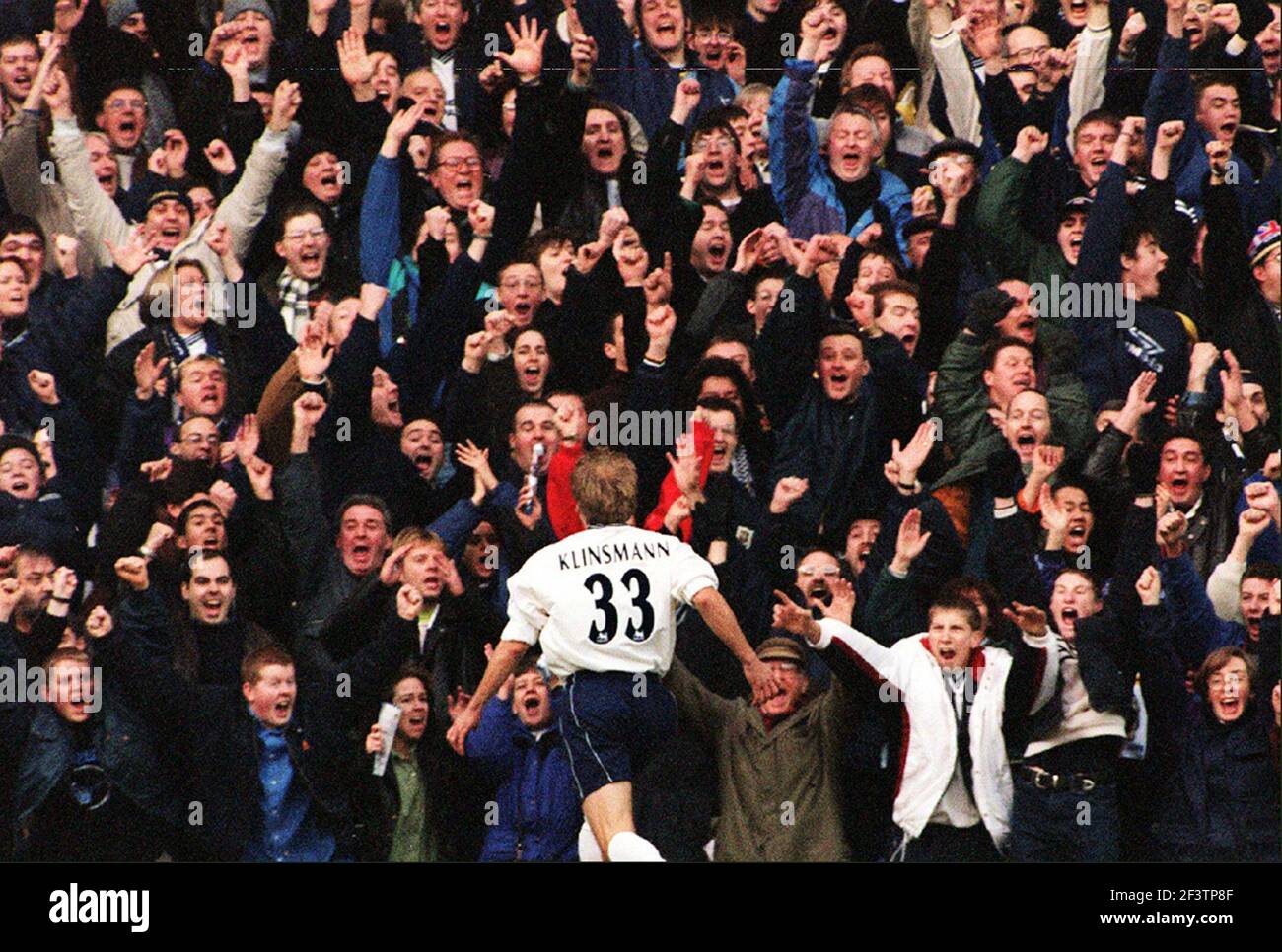 Jurgen Klinsmann nach seinem ersten Tor für Tottenham Hotspur Gegen West Ham an der White Hart Lane Stockfoto