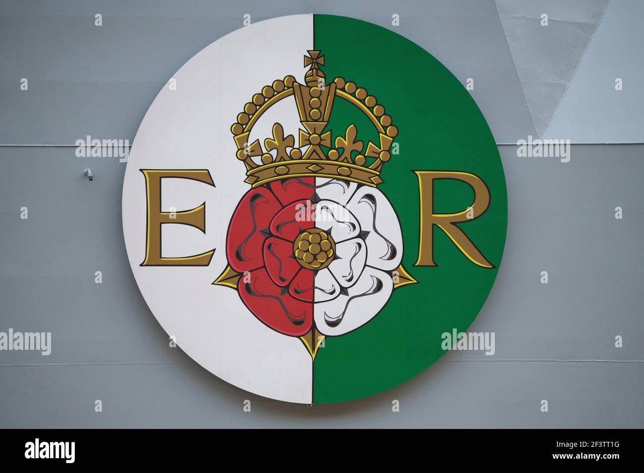 Finnart, Loch Long, Schottland, Großbritannien. März 2021, 17th. Gedenktafel der Königin Elizabeth. HMS Queen Elizabeth ist das größte und fortschrittlichste Kriegsschiff, das jemals für die Royal Navy gebaut wurde. Sowohl HMS Queen Elizabeth (im Bild) als auch HMS Prince of Wales sind die Flaggschiffe der Nation, die 65.000 Tonnen wiegen und 280 Meter lang sind. Die Aircraft Carrier liegt derzeit an der Seite des Long Loch in Glen Mallan und übernimmt Treibstoff, Munition und andere Vorräte, bevor die Marineübungen, die Teil der britischen Carrier Strike Group 2021 sind, durchgeführt werden. Das Schiff soll am Sonntag abreisen. Quelle: Colin Fisher/Alamy Live News Stockfoto Finnart, Loch Long, Schottland, Großbritannien. März 2021, 17th. Gedenktafel der Königin Elizabeth. HMS Queen Elizabeth ist das größte und fortschrittlichste Kriegsschiff, das jemals für die Royal Navy gebaut wurde. Sowohl HMS Queen Elizabeth (im Bild) als auch HMS Prince of Wales sind die Flaggschiffe der Nation, die 65.000 Tonnen wiegen und 280 Meter lang sind. Die Aircraft Carrier liegt derzeit an der Seite des Long Loch in Glen Mallan und übernimmt Treibstoff, Munition und andere Vorräte, bevor die Marineübungen, die Teil der britischen Carrier Strike Group 2021 sind, durchgeführt werden. Das Schiff soll am Sonntag abreisen. Quelle: Colin Fisher/Alamy Live News Stockfoto