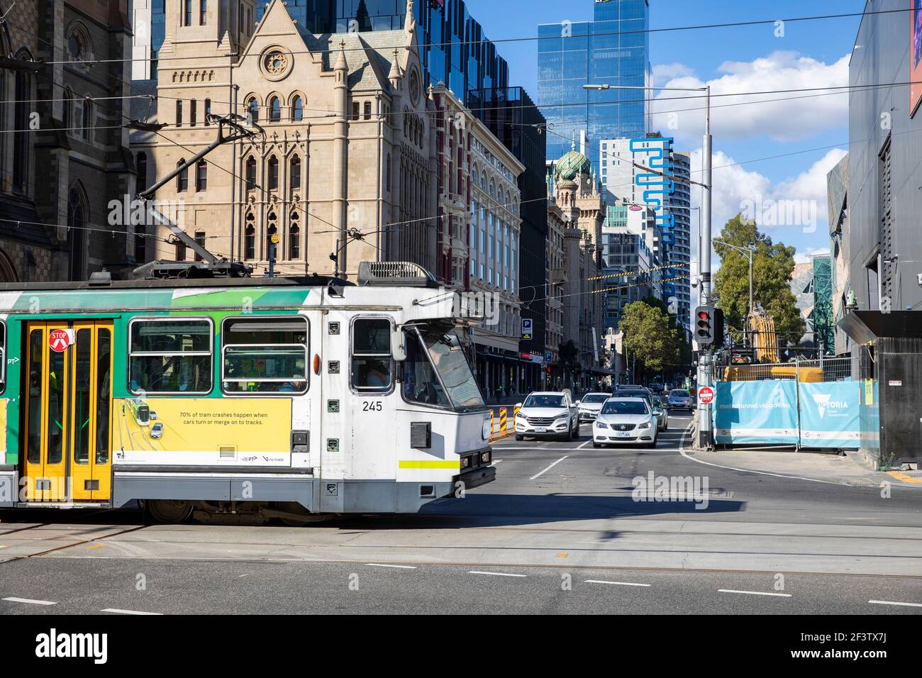 Melbourne Straßenbahn fährt durch das Stadtzentrum, Melbourne CBD, Victoria, Australien Stockfoto