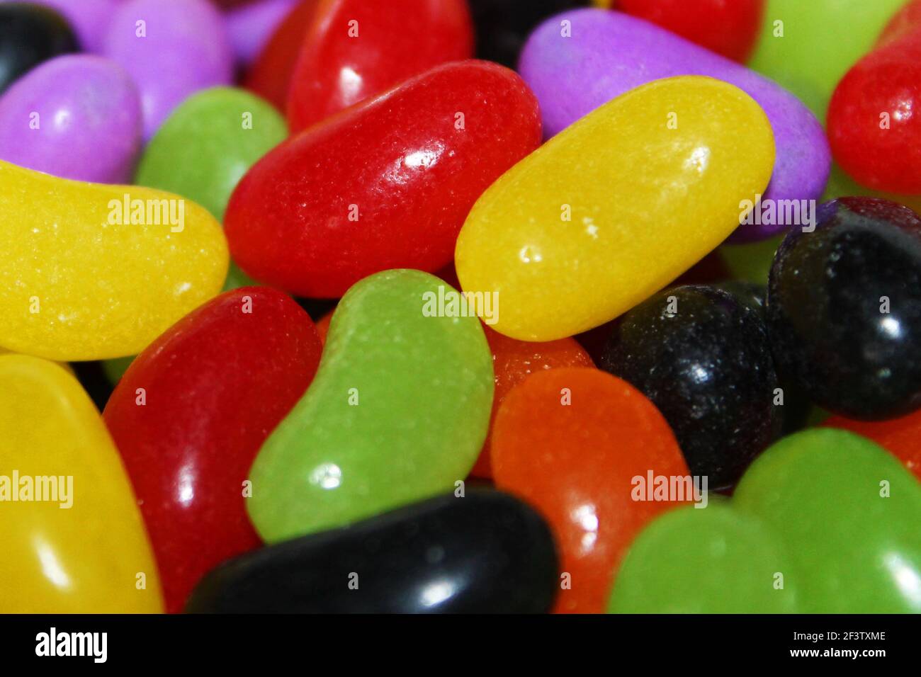 Eine Nahaufnahme eines Stapels mehrfarbiger Jellybohnen. Stockfoto