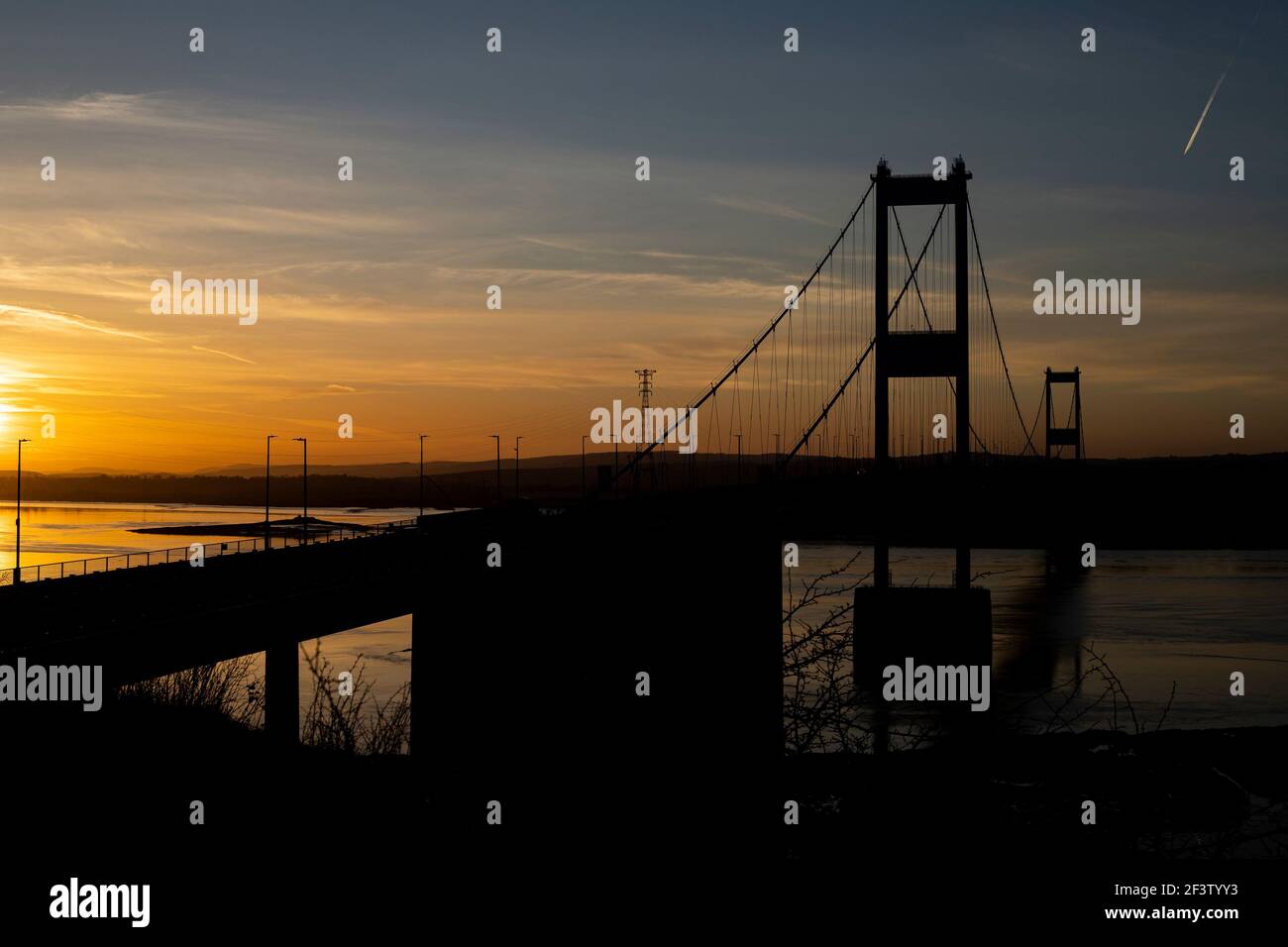 Ein Blick auf die Severn Bridge bei Sonnenuntergang am 17th. März 2021. Kredit: Lewis Mitchell Stockfoto