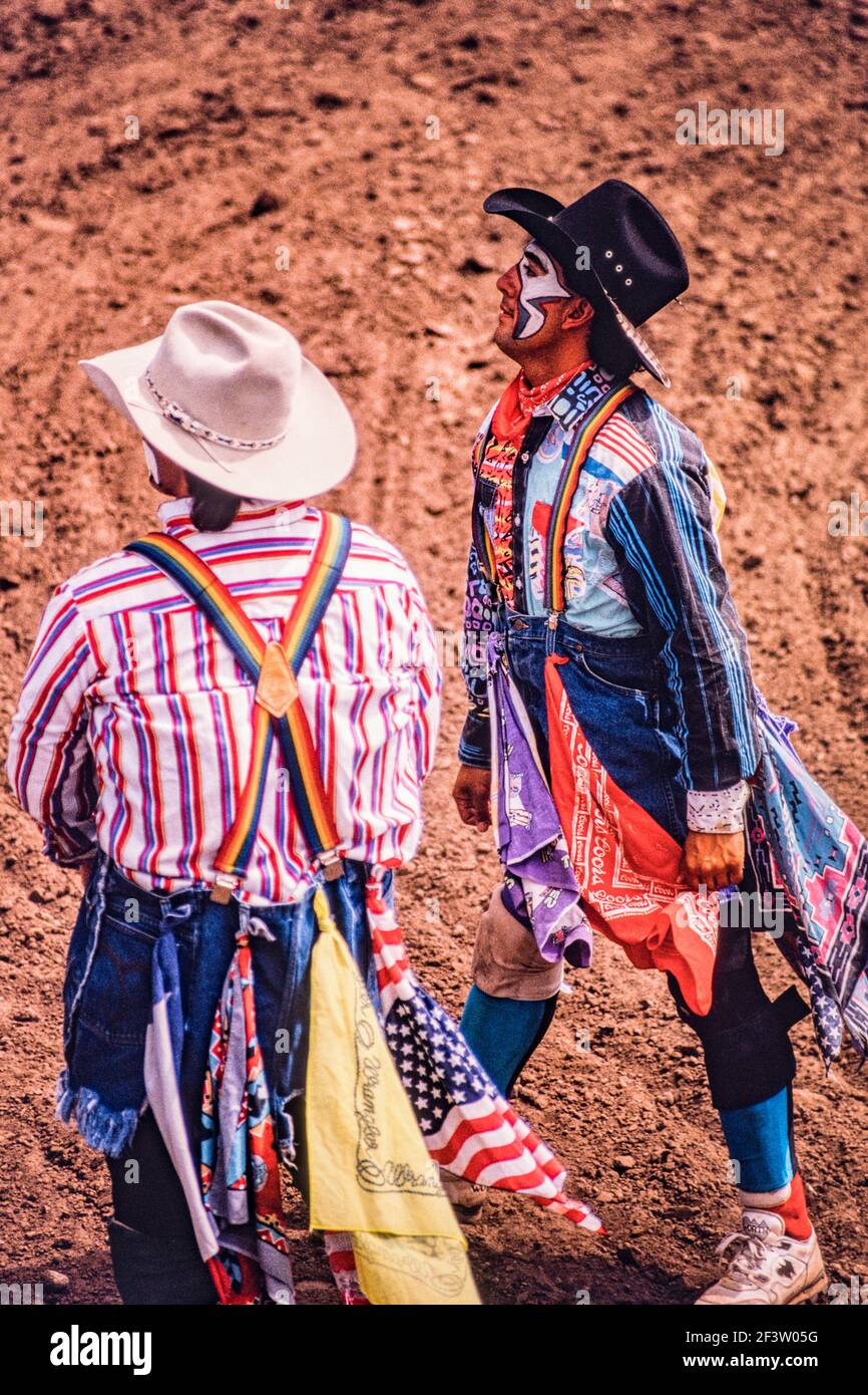 Zwei professionelle Rodeo-Clowns oder Bullfighter in ihrem Gesicht malen und bunte Outfits bei einem Kleinstadt-Rodeo in New Mexico. Die Aufgabe des Clowns ist es, Profi zu sein Stockfoto