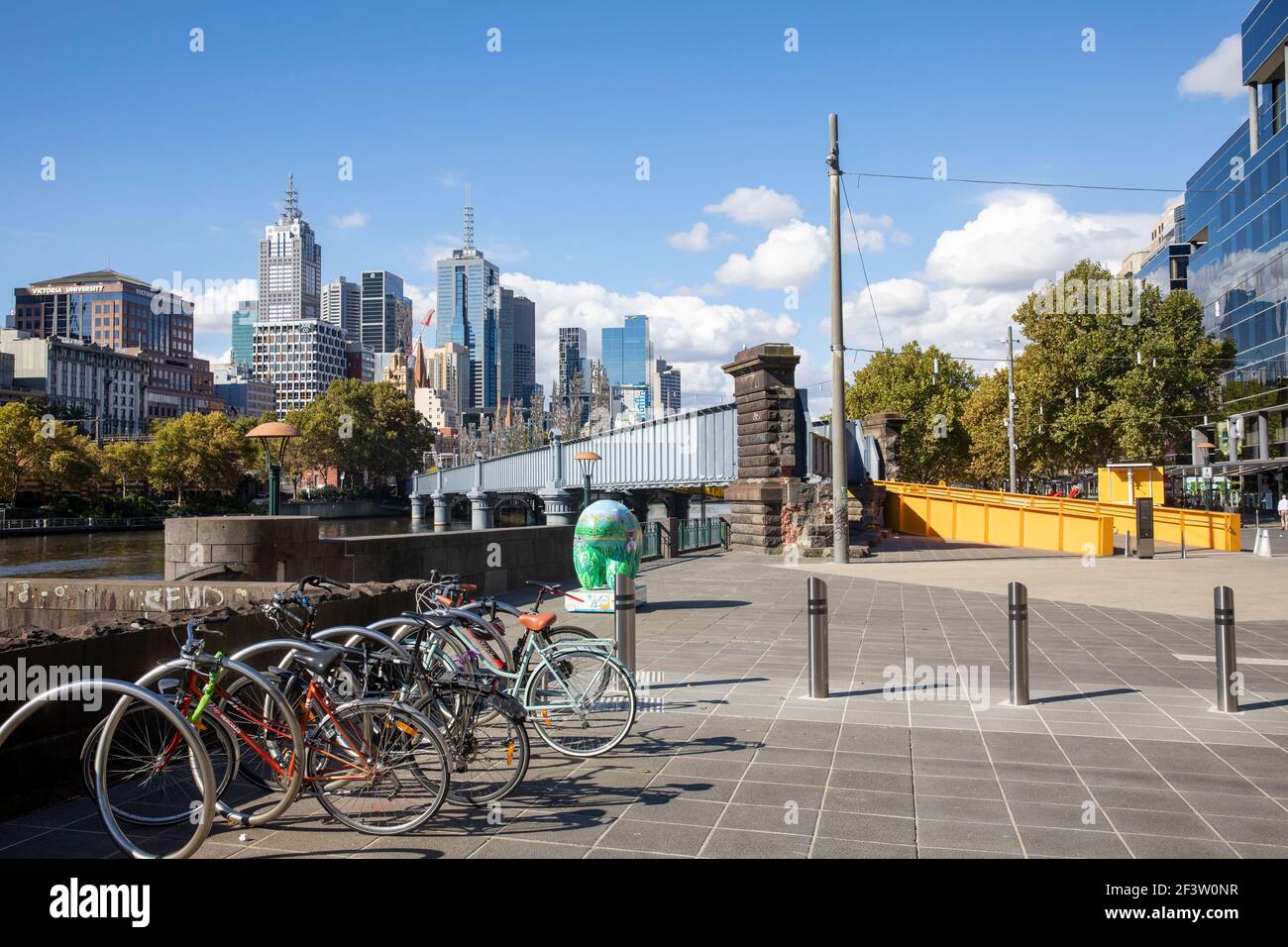 Fahrräder auf der Southbank im Stadtzentrum von Melbourne mit Sandrücken Fußgängerbrücke über den Fluss Yarra, Melbourne, Australien Stockfoto