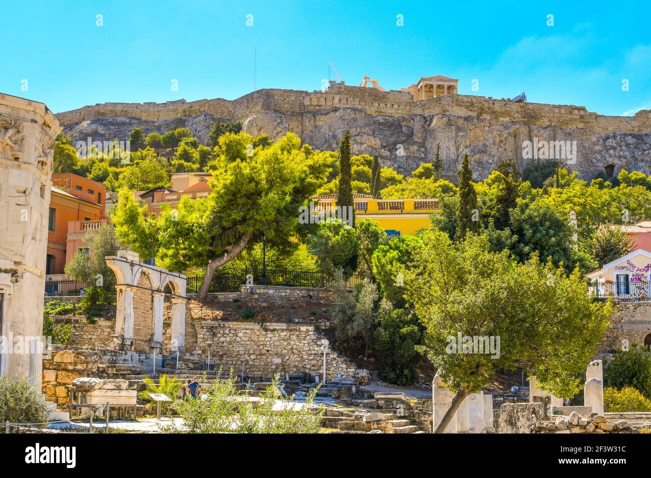 Blick von der römischen Agora des Bezirks Plaka auf den Acroplisshügel und antike griechische Ruinen in Athen, Griechenland. Stockfoto