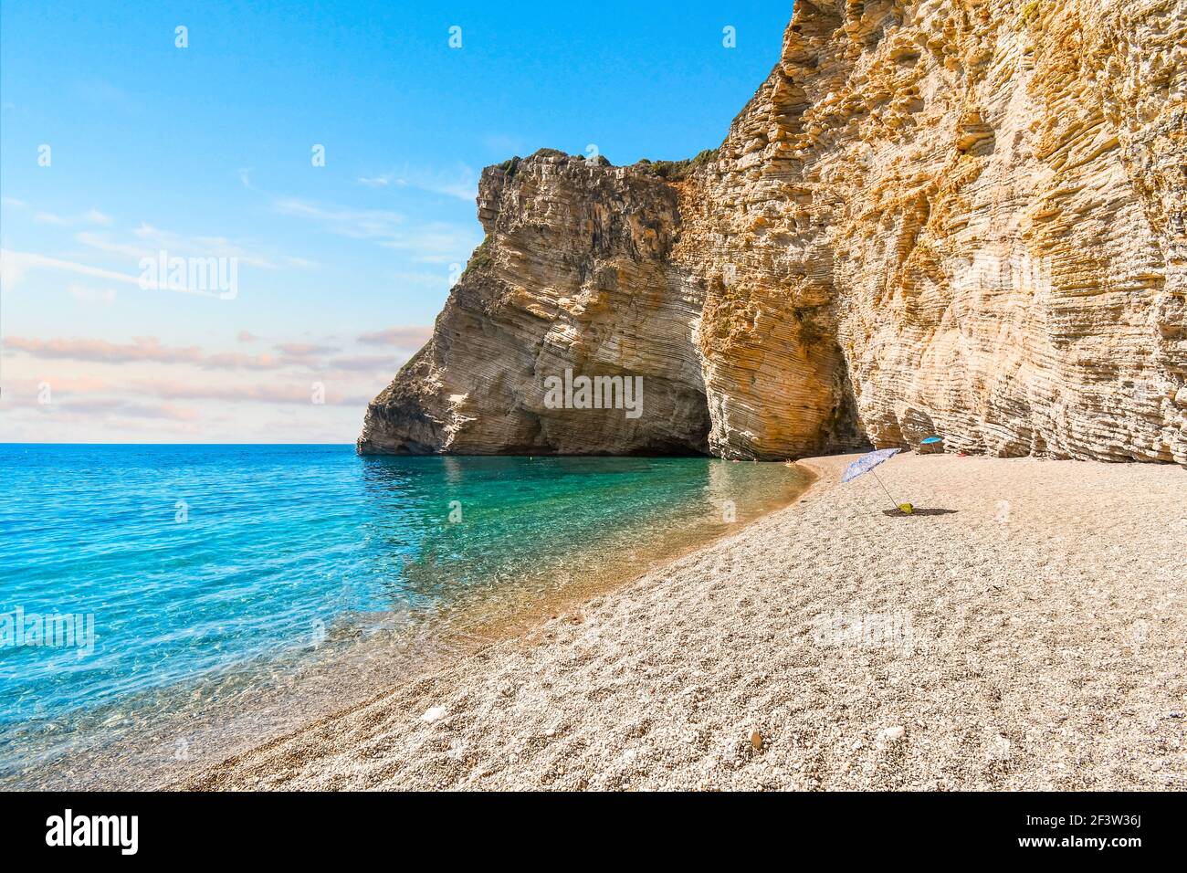 Die Klippen und die sandige Küste von Paradise Beach, auch bekannt als Chomi Beach in der Ägäis vor Korfu, Griechenland. Stockfoto