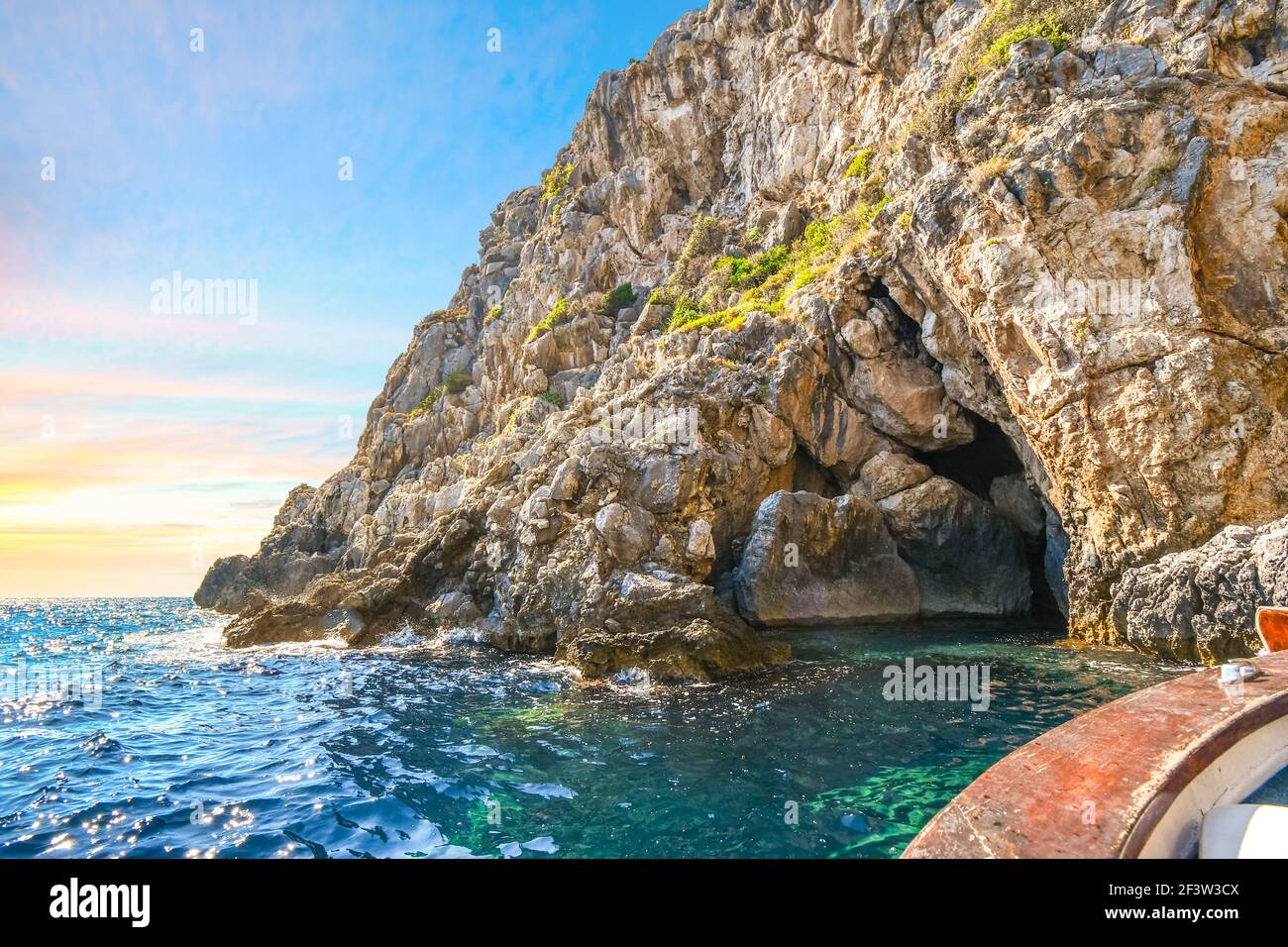 Blick von einem Boot in der Nähe der Blue Eye Höhle an der Küste der griechischen Insel Korfu, Griechenland. Stockfoto