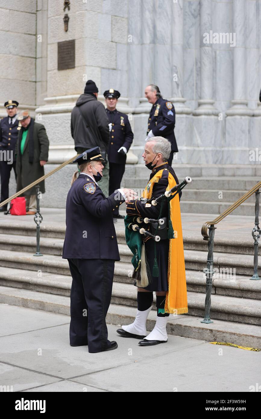 Kirche. März 2021, 17th. St. Patricks Cathedral, New York, 17. März 2021: Mitglieder der NYPD Emerald Society Pipes and Drums Band feiern den St. Patricks Day in der Kirche. Kredit: Luiz Rampelotto/EuropaNewswire FOTOKREDIT OBLIGATORISCH. Verwendung weltweit/dpa/Alamy Live News Stockfoto