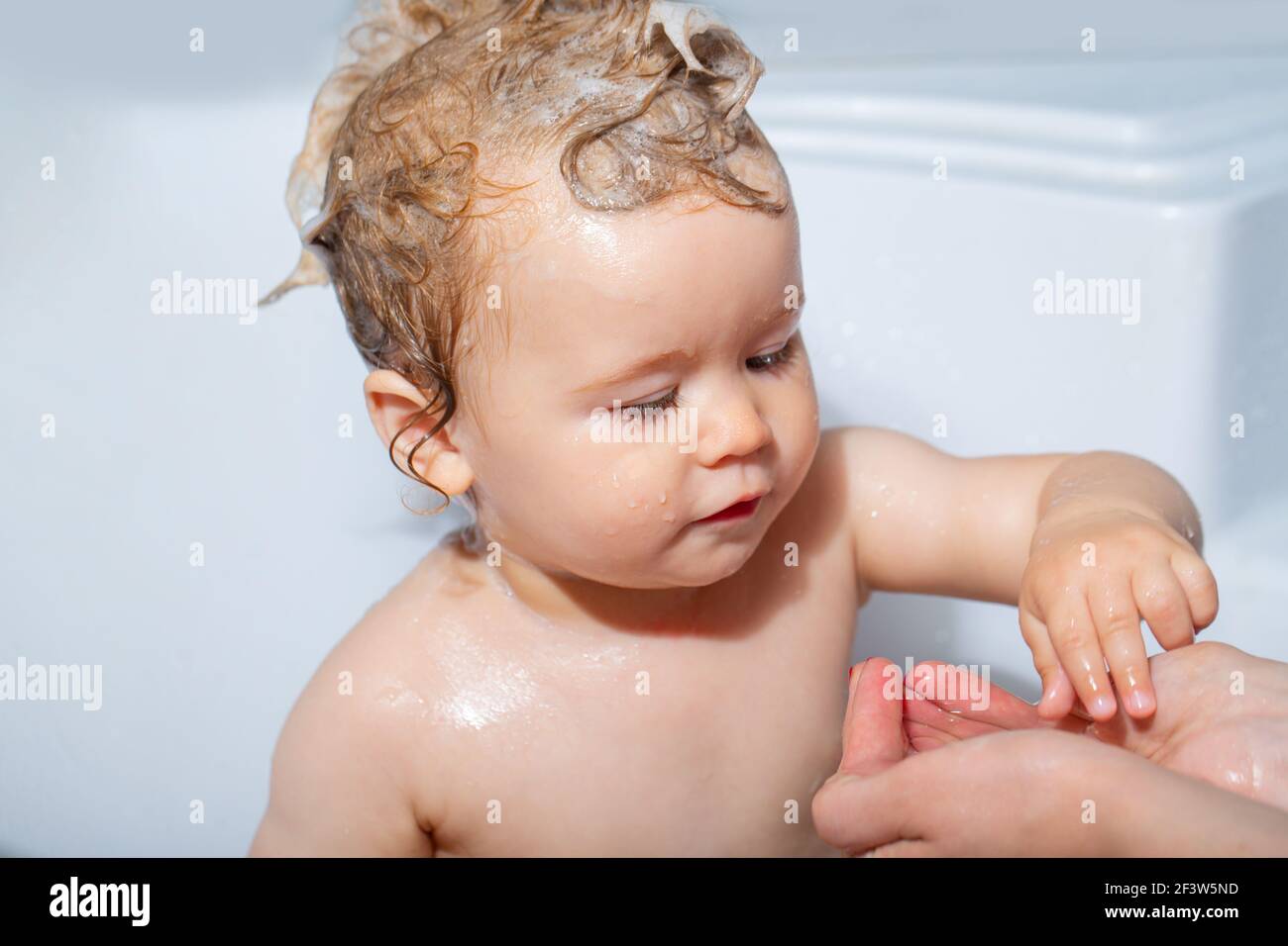 Kinderbaden. Baby Duschen. Porträt des Kindes Baden in einem Bad mit Schaum  Stockfotografie - Alamy