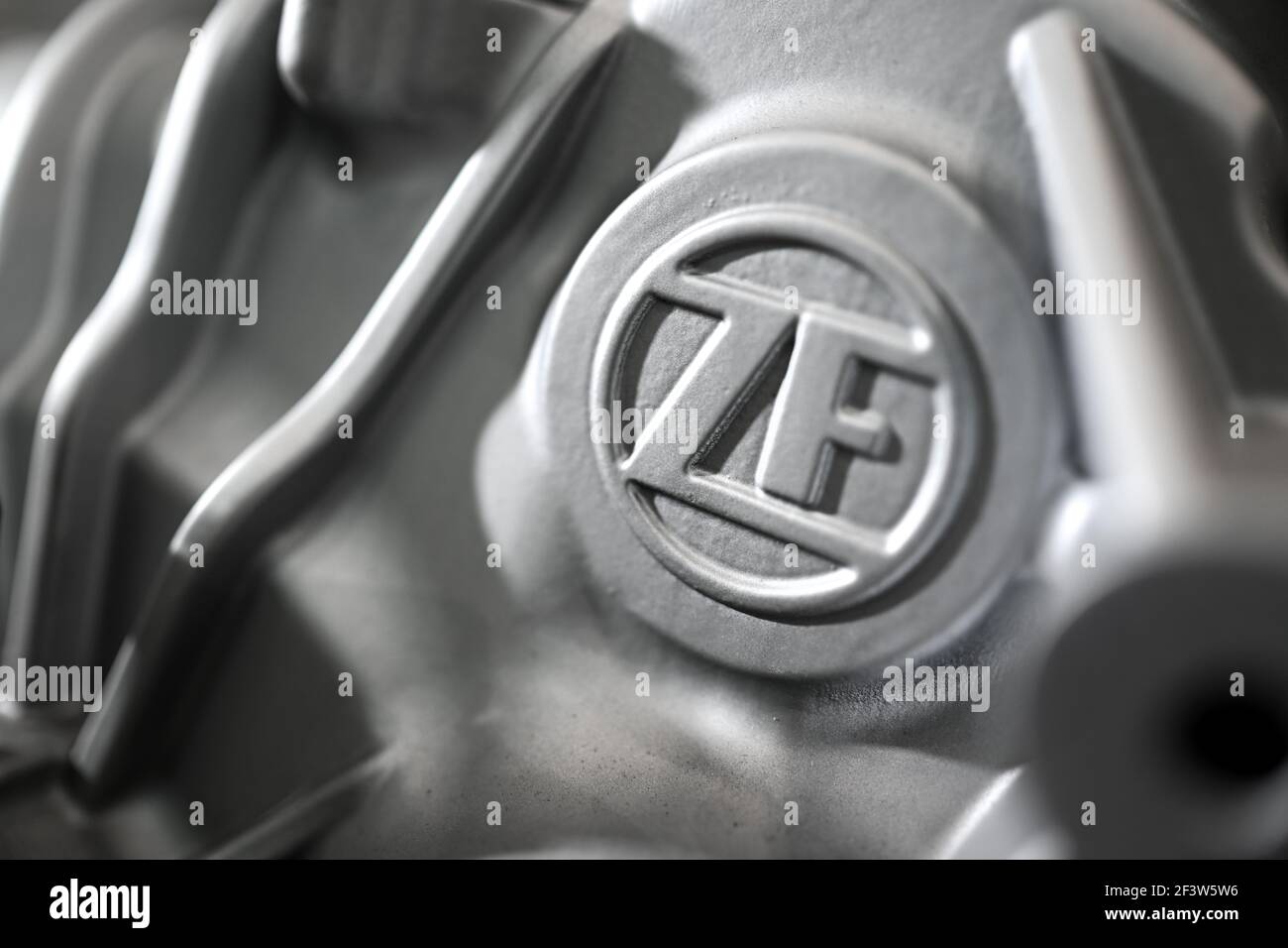 Friedrichshafen, Deutschland. Februar 2021, 09th. Das Logo der ZF Friedrichshafen AG ist auf einem Elektromotor des Automobilzulieferers zu sehen. Quelle: Felix Kästle/dpa/Alamy Live News Stockfoto