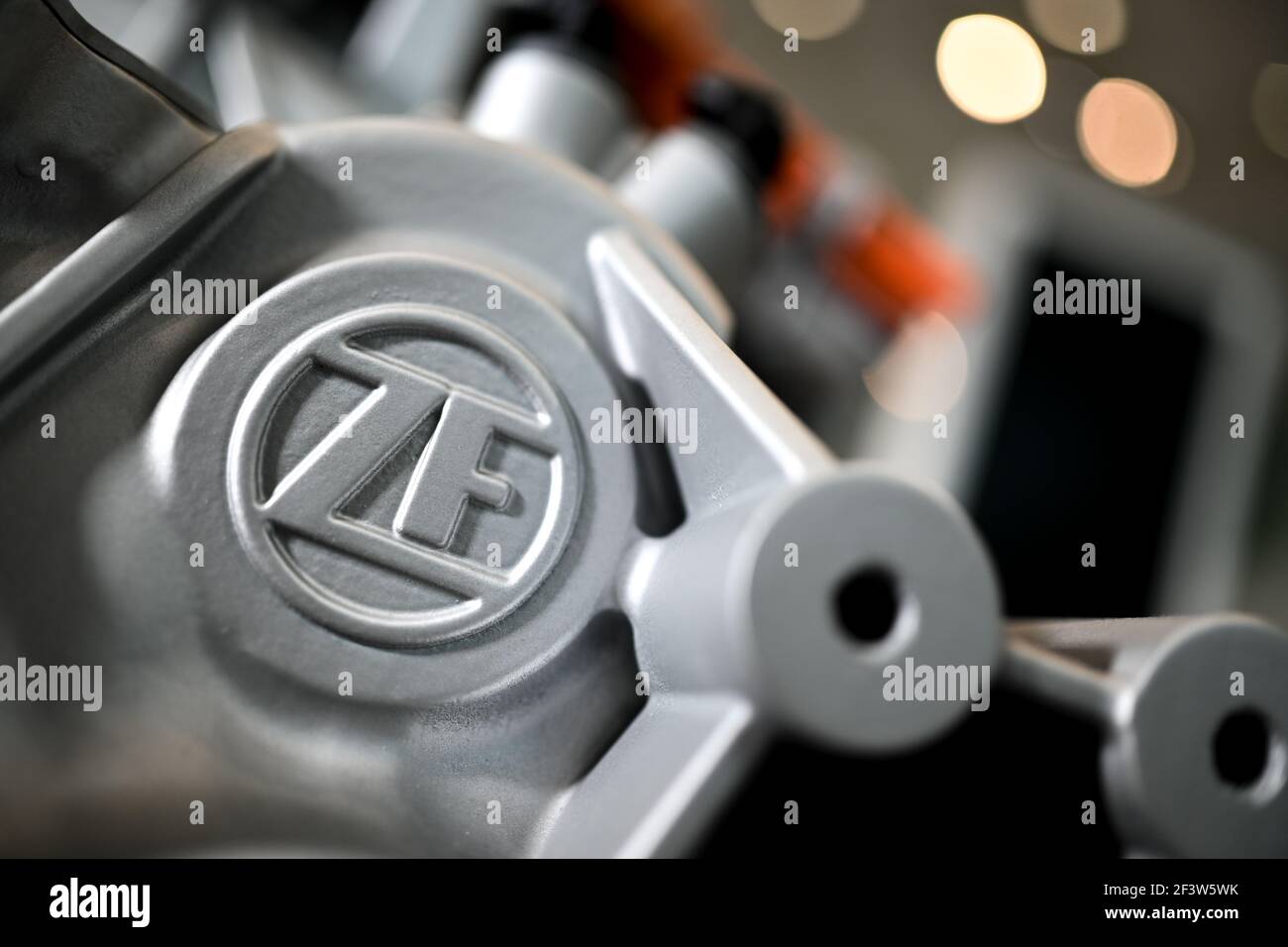 Friedrichshafen, Deutschland. Februar 2021, 09th. Das Logo der ZF Friedrichshafen AG ist auf einem Elektromotor des Automobilzulieferers zu sehen. Quelle: Felix Kästle/dpa/Alamy Live News Stockfoto
