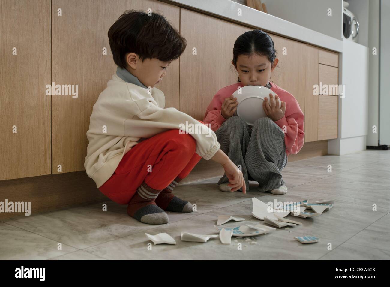 Kindesmissbrauch Konzept, asiatische Kinder versuchen zu kochen Stockfoto