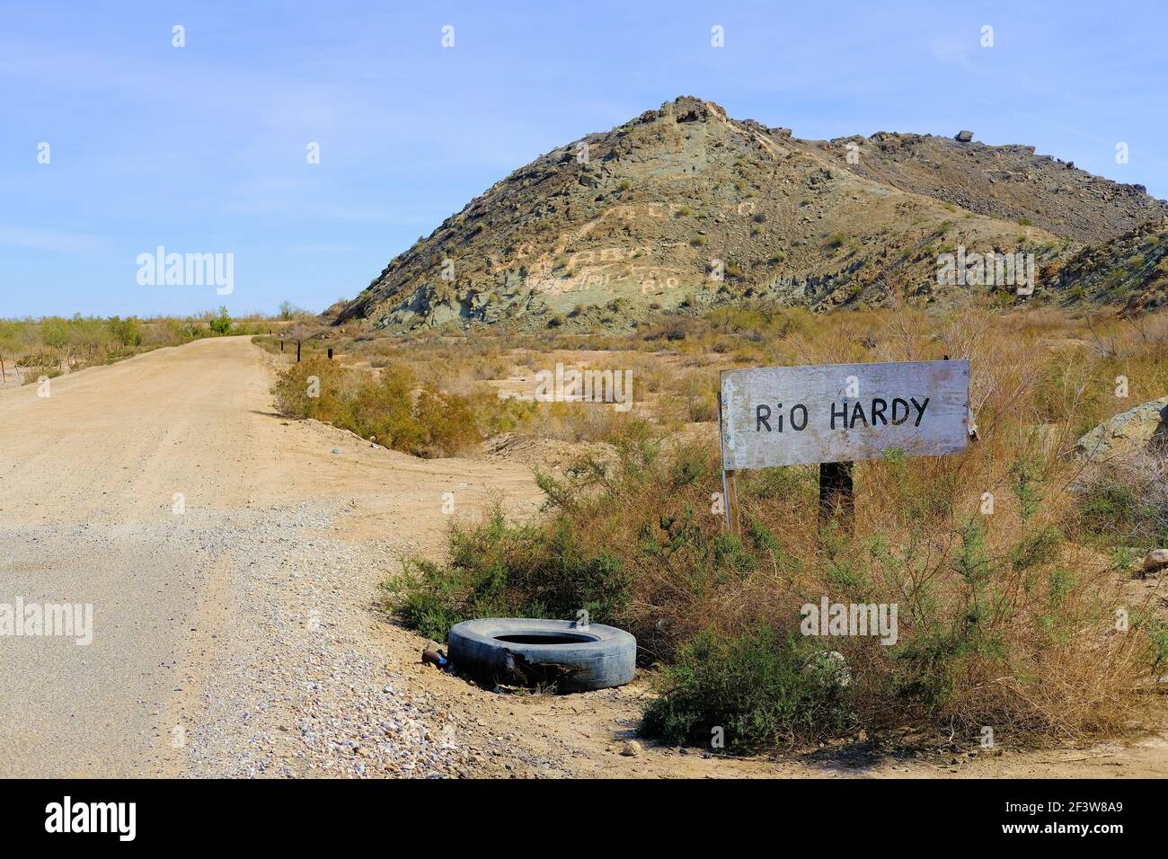 Handgemachtes Schild auf einer unbefestigten Straße Richtung Hardy River, in der Nähe von Mexicali, Baja California, Mexiko; Rio Hardy ist der einzige schiffbare Fluss auf der Halbinsel. Stockfoto