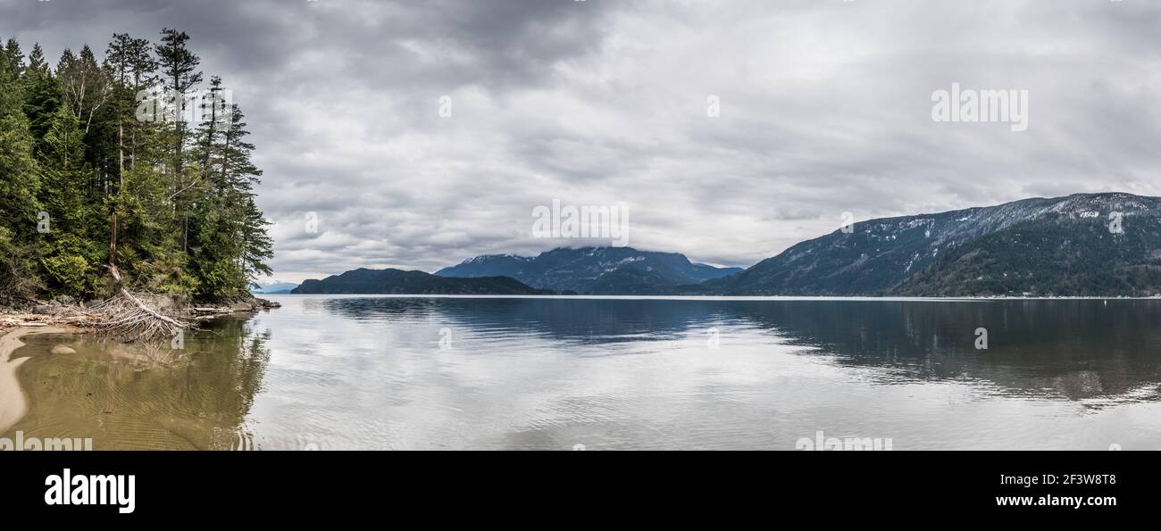 Panoramablick auf den Strand, Harrison Lake, Harrison Hot Springs, British Columbia, Kanada Stockfoto