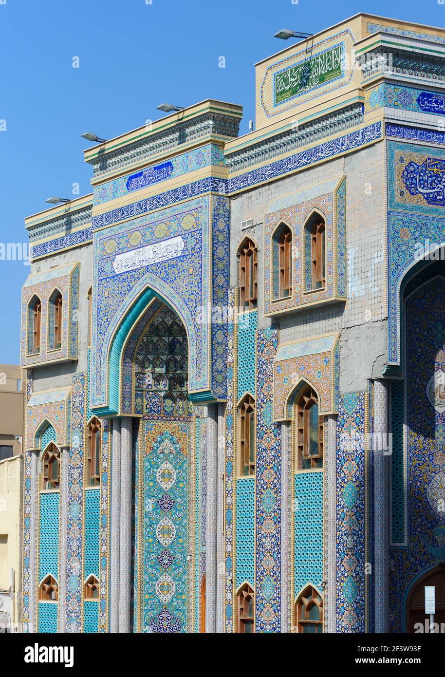 Ali ibn Abi Talib iranische Moschee in Bur Dubai. Eine schiitische iranische Moschee Hosainia in Dubai, Vereinigte Arabische Emirate. Moschee im persischen Stil. Stockfoto