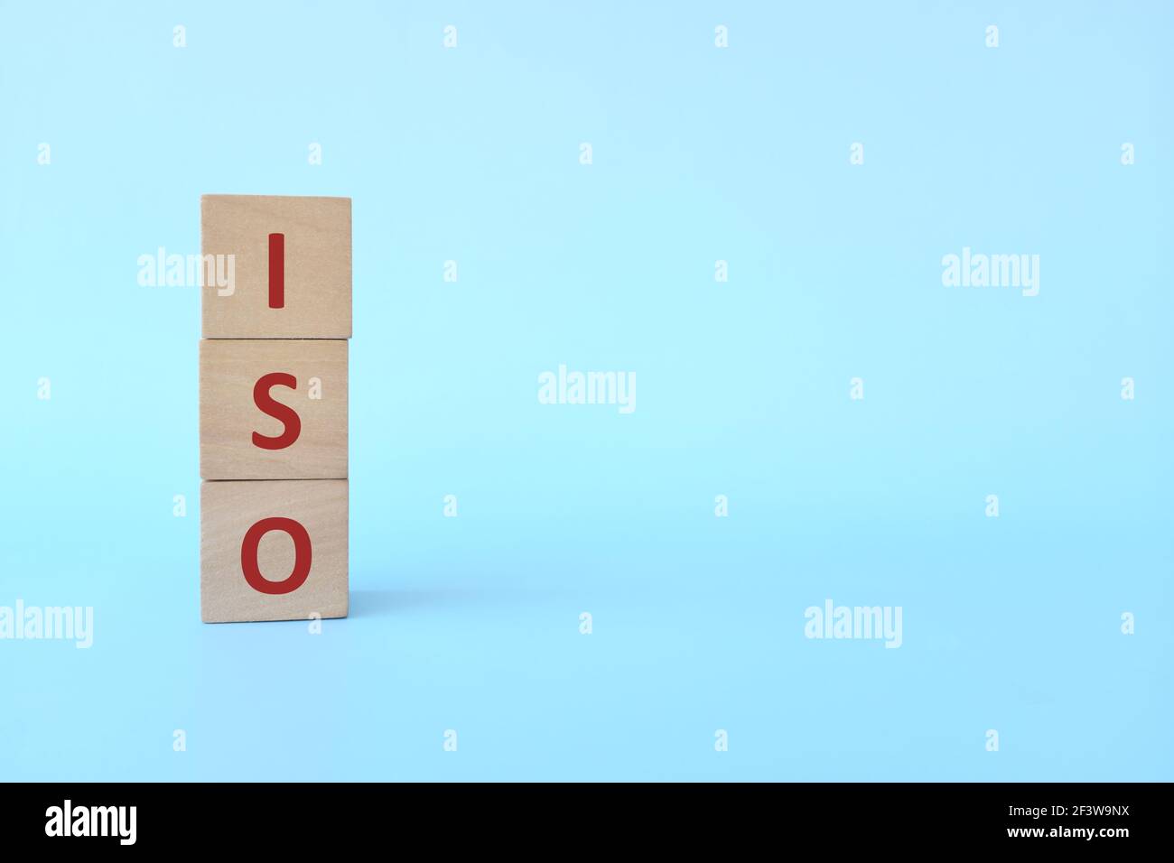 ISO Akronym oder Internationale Organisation für Normung auf Holzblöcken in blauem Hintergrund. Stockfoto