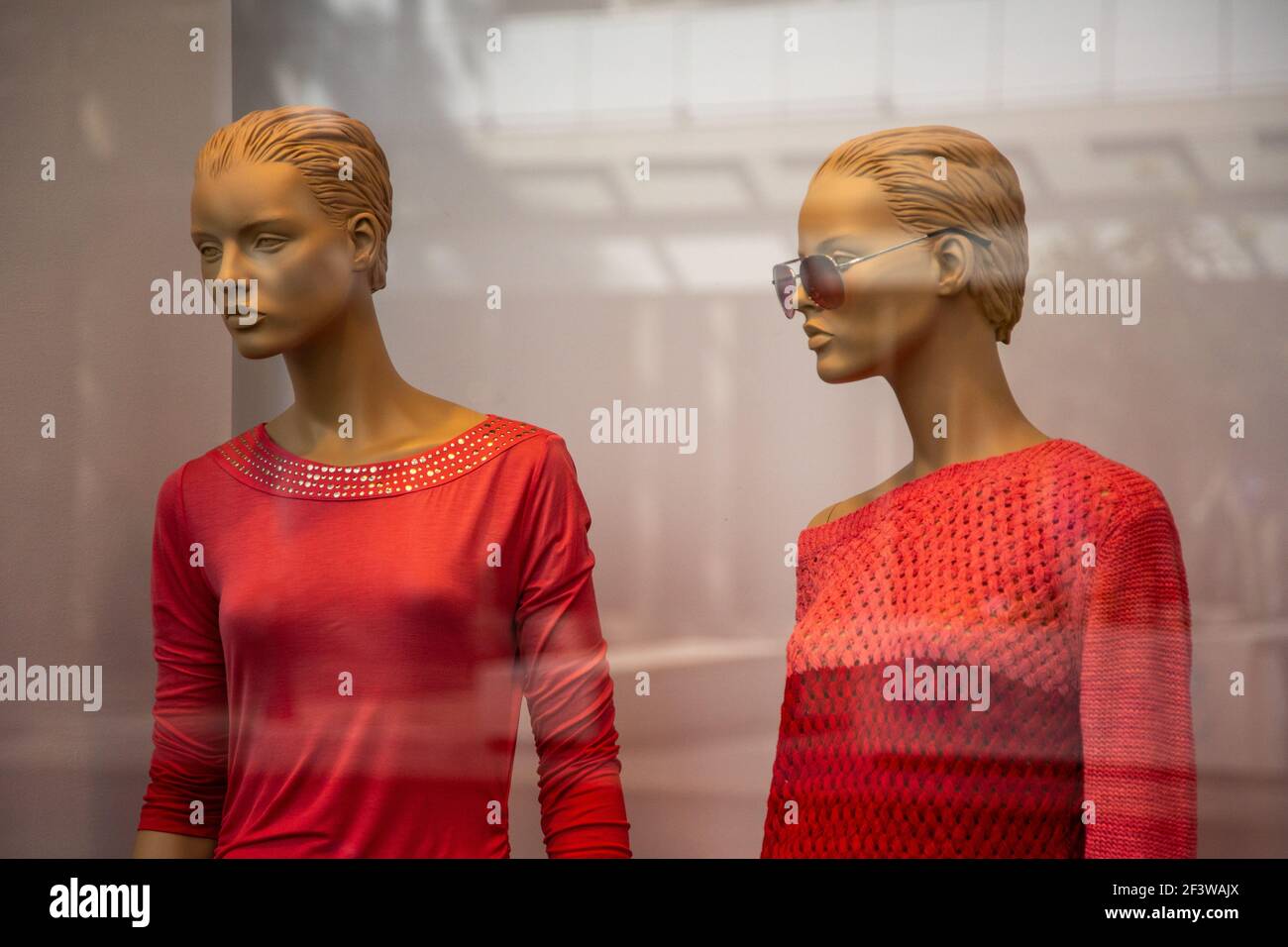 Porträt von zwei ernsthaften weiblichen Display-Dummies in EINEM Geschäft Angezeigt Stockfoto