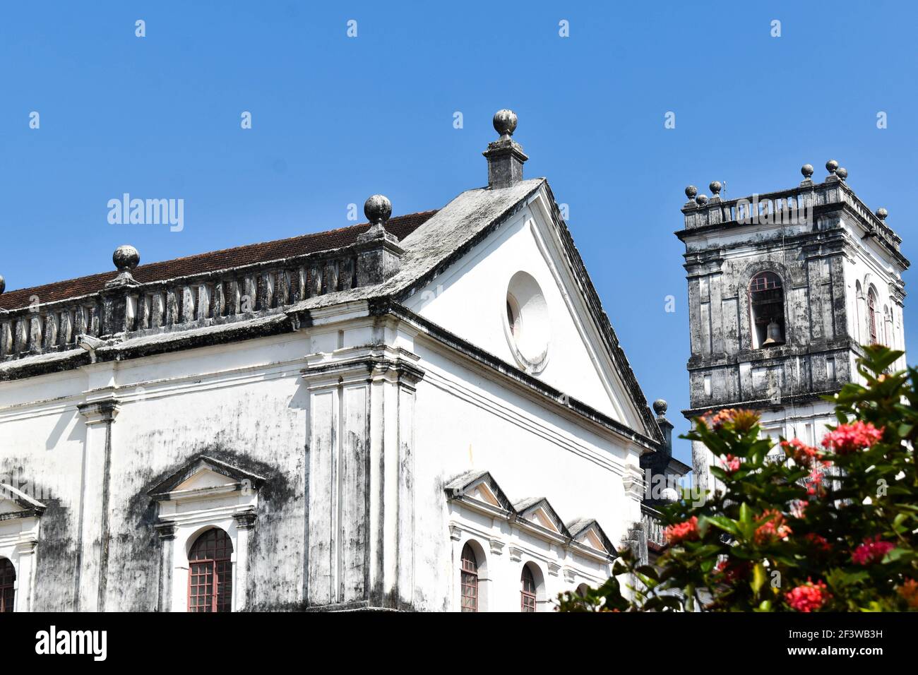 Archäologisches Museum in goa in der Nähe der Basilika von bom jesus Kirche Mit blauem Himmel Stockfoto