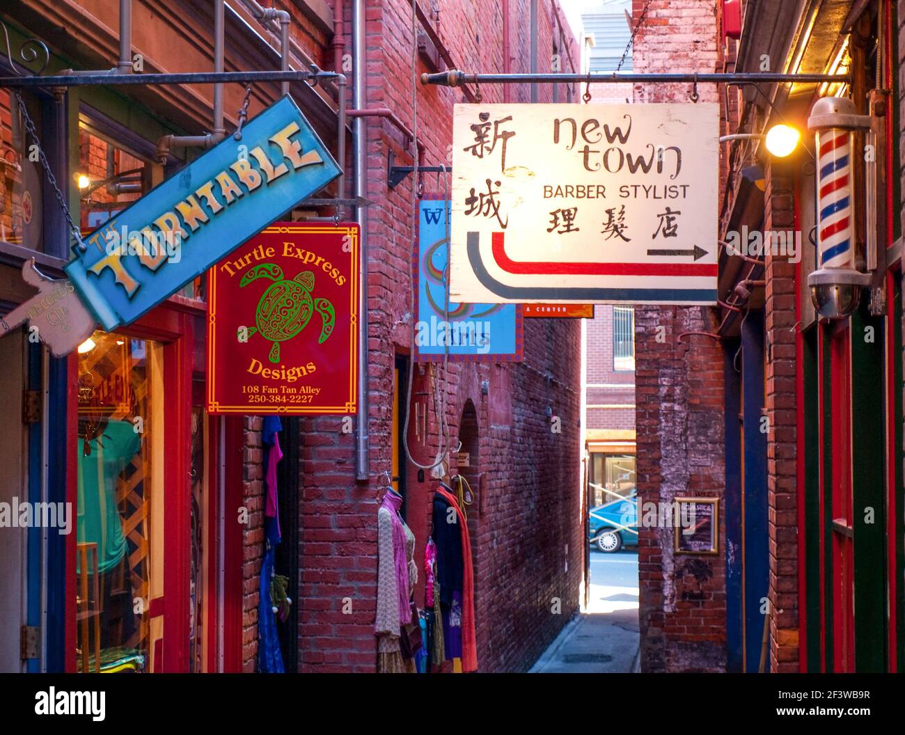 Ansicht der Geschäfte in Fan Tan Alley, Chinatown, Victoria, Vancouver Island, British Columbia Stockfoto