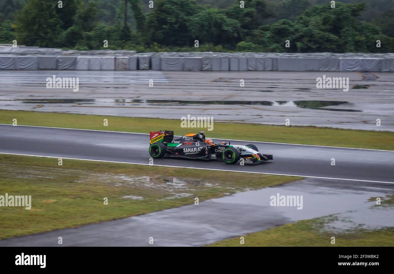 Nico Hulkenberg fährt eine Force India VJM07 beim Einstieg in die Spoon Curve auf dem Suzuka Circuit während des Regens betraf den Großen Preis von Japan 2014. Stockfoto