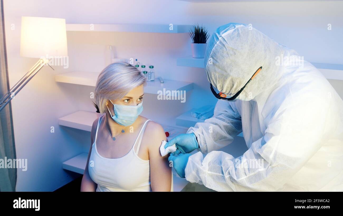 Covid-19 oder Coronavirus-Impfstoff. Arzt hält Spritze und mit Baumwolle vor der Injektion an den Patienten. Hochwertige Fotos Stockfoto