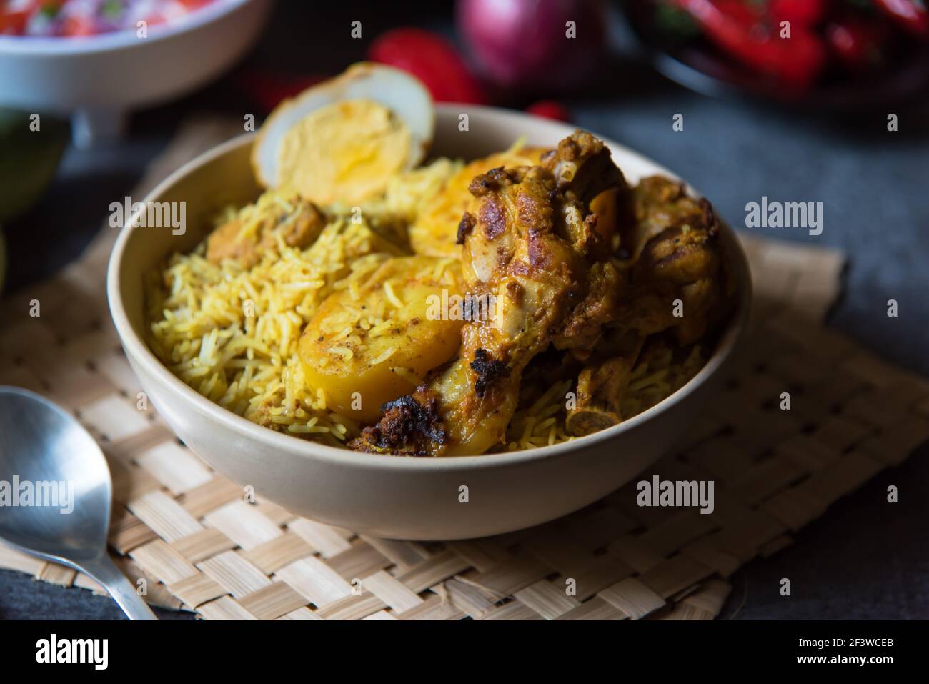 Indisches Gericht Huhn Biryani in einer Schüssel Stockfoto