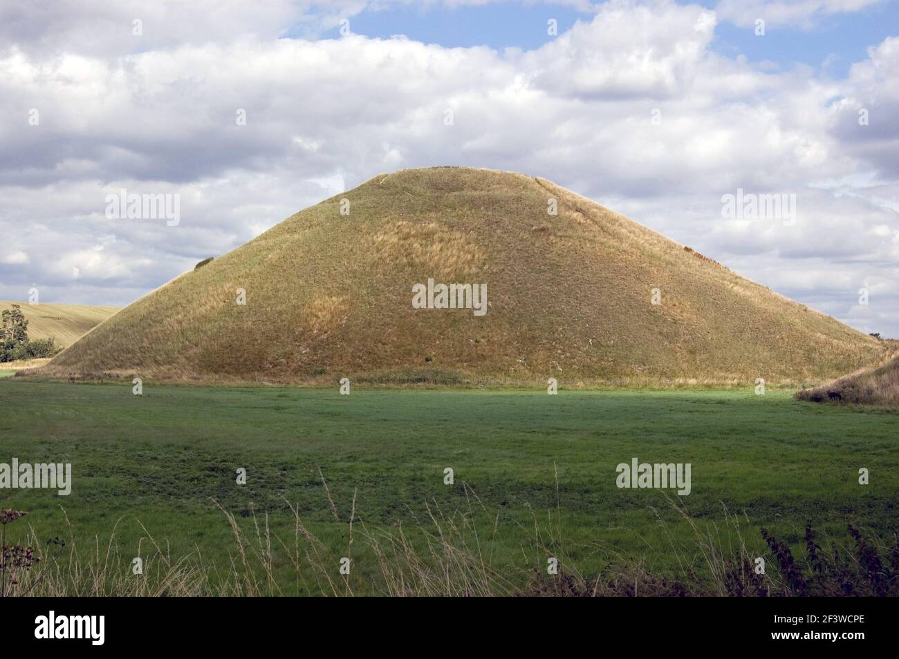 Die Jungsteinzeit Silbury Hill. Der Mensch wurde in der Steinzeit um 2.400 v. Chr. hergestellt. Silbury, Wiltshire. In der Nähe von Stonehenge und Avebury. Stockfoto