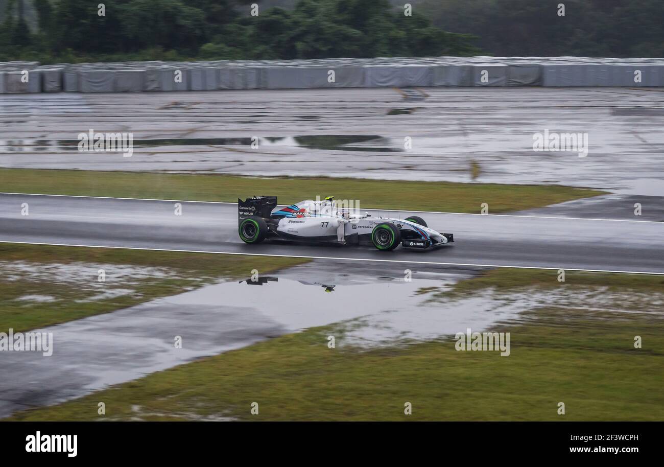 Valtteri Bottas fuhr einen Williams FW36 beim Einstieg in die Spoon Curve auf dem Suzuka Circuit während des Regens betraf den Großen Preis von Japan 2014. Stockfoto