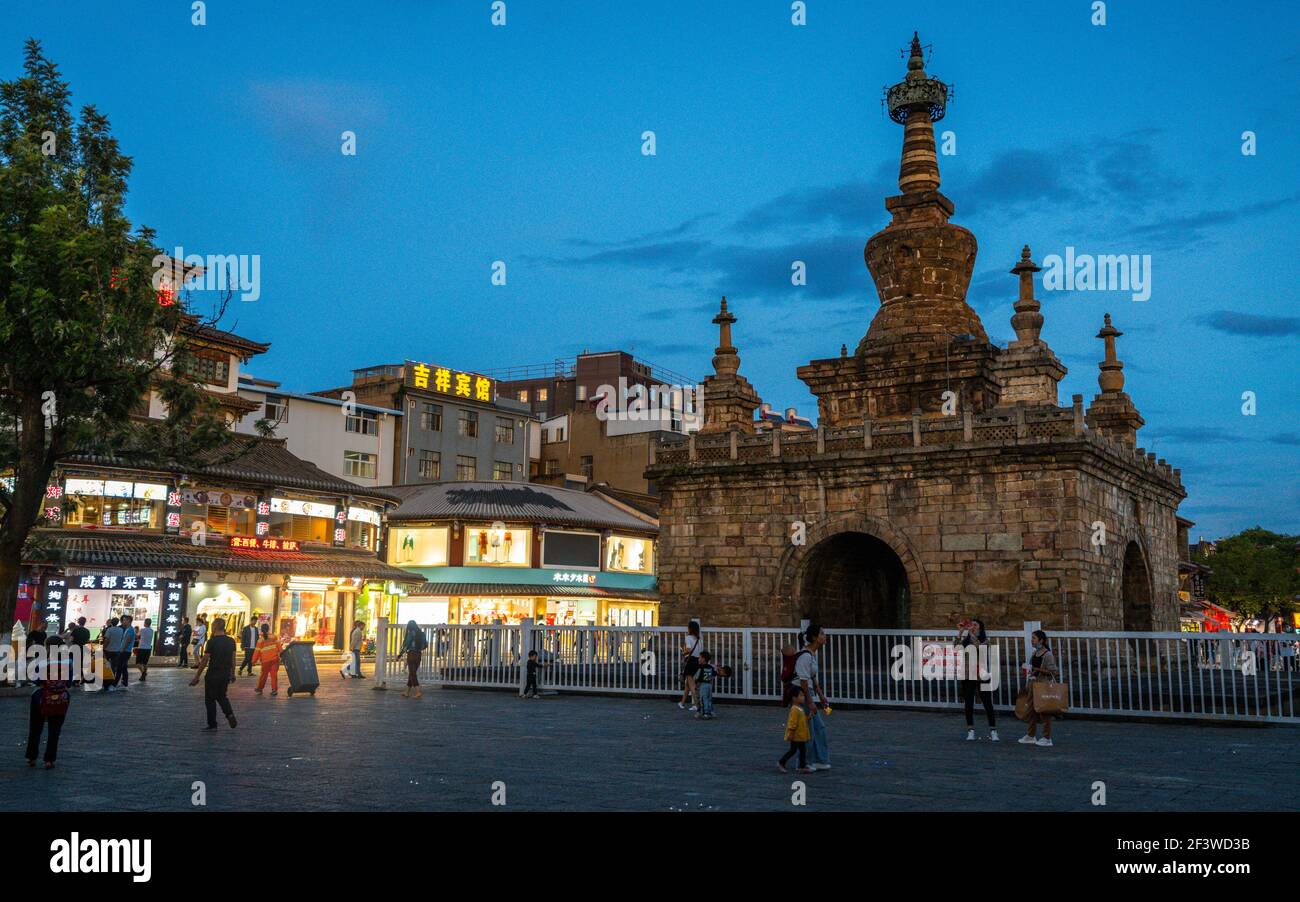 Kunming China , 4 October 2020 : Jingang Pagode und Menschen Häuser und blauen Himmel in der Dämmerung in Guandu alten Stadt Kunming Yunnan China Stockfoto