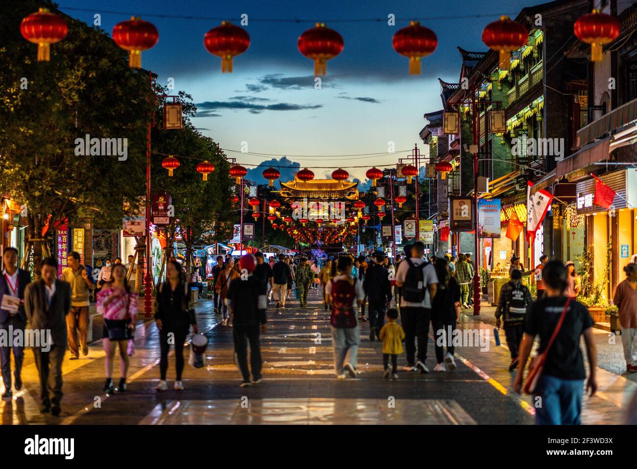 Kunming China , 4 October 2020 : schöne Straße Blick auf Guandu alte Stadt voller Menschen mit chinesischen Laternen und Haupttor in der Ferne in der Nacht Stockfoto