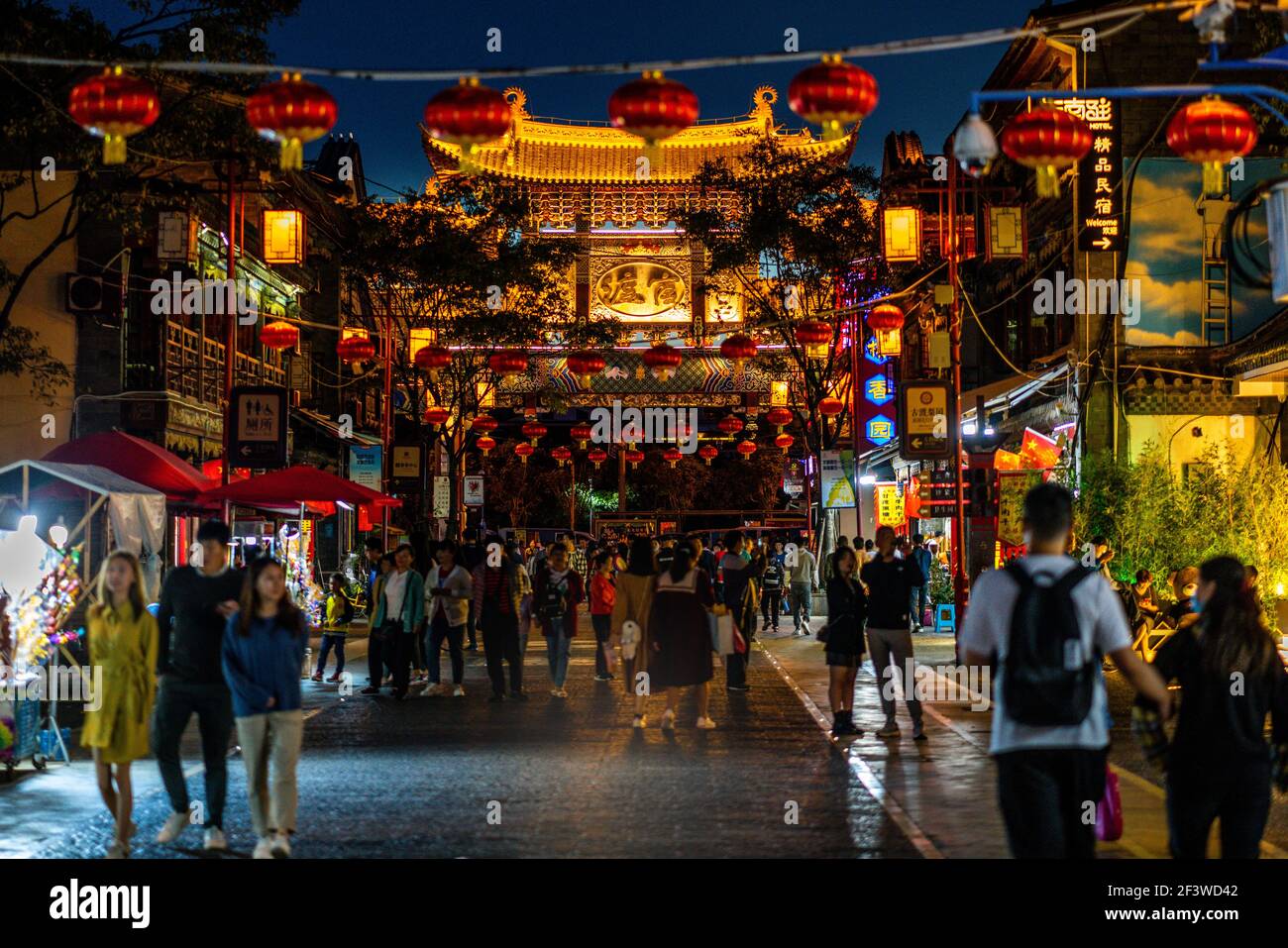 Kunming China , 4. Oktober 2020 : schöne Straßenansicht der Guandu Altstadt mit Haupteingang Tor und chinesischen Laternen in der Nacht in Kunming Yunnan Chin Stockfoto Kunming China , 4. Oktober 2020 : schöne Straßenansicht der Guandu Altstadt mit Haupteingang Tor und chinesischen Laternen in der Nacht in Kunming Yunnan Chin Stockfoto