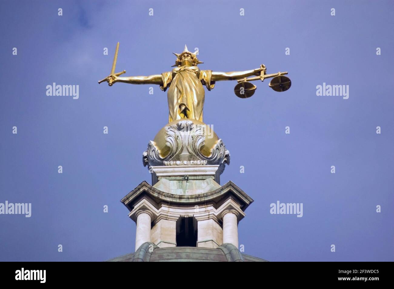Die vergoldete Justizstatue an der Spitze des Central Criminal Court in London, bekannt als Old Bailey. Stockfoto