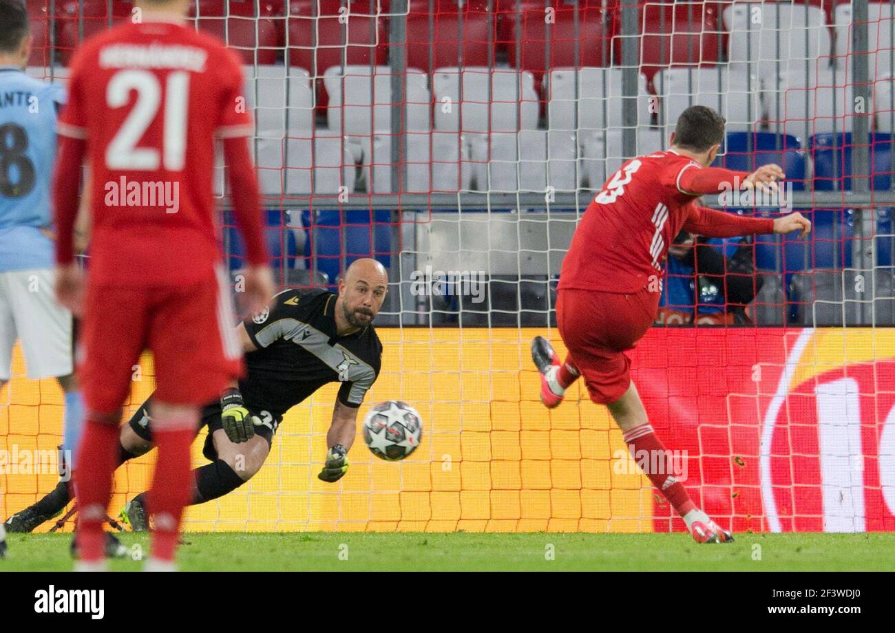 München, Deutschland. 17th. März 2021. Tor für 1-0 durch Strafe? Von Robert Lewandowski (FC Bayern München). Jose Manuel Reina (Lazio Rom) ohne Chance Fußball UEFA Championsleague Runde von 16 Rückrunde: FC Bayern München - Lazio Rom, 17. März 2021 - Fußball UEFA Championsleague 1/8 Finale, Rematch, FC Bayern München gegen Lazio Rom, 17. März 2021 - zur Nutzung weltweit Credit: dpa/Alamy Live News Stockfoto