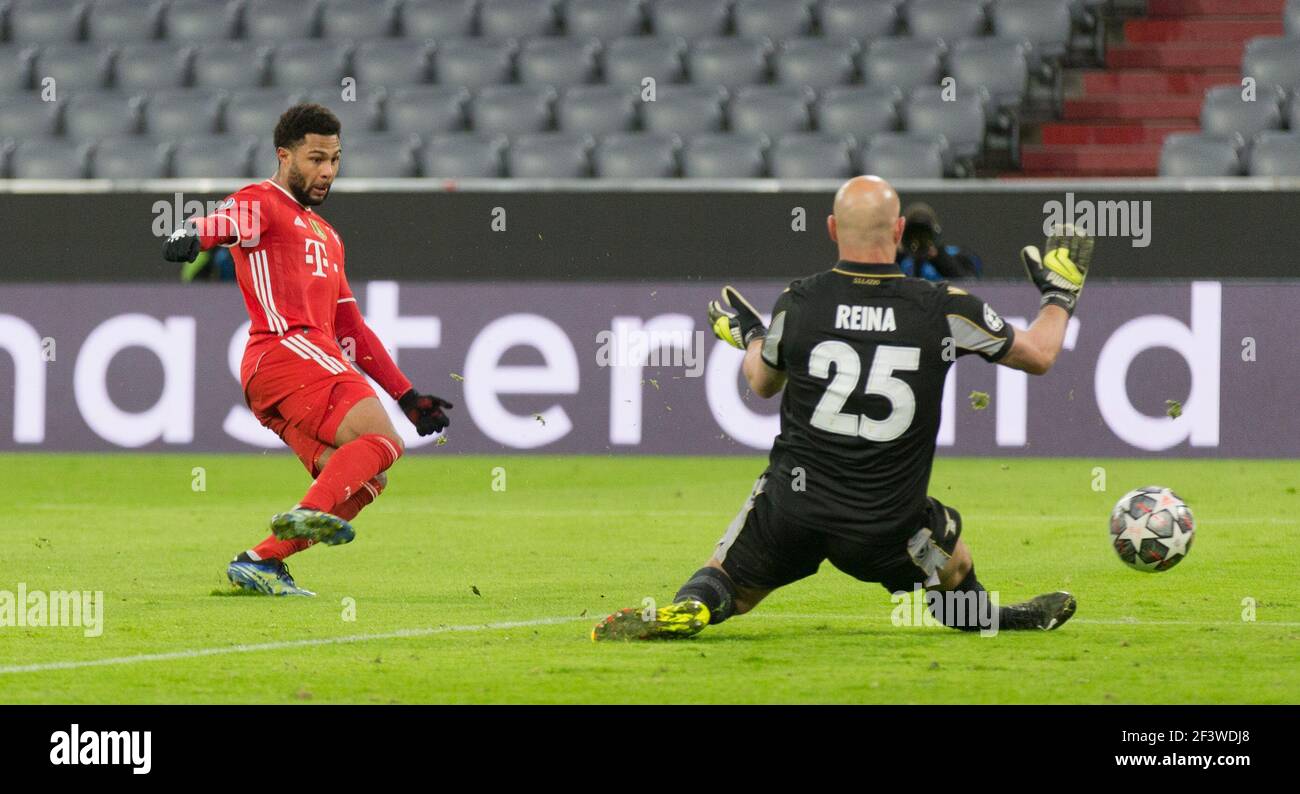 München, Deutschland. März 2021, 17th. Von links Serge Gnabry (FC Bayern München) vergab gegen Jose Manuel Reina (Lazio Rom) Fußball UEFA Champions League Runde von 16, zweite Etappe: FC Bayern München - Lazio Rom, 17. März 2021 - Fußball UEFA Champions League 1/8 Finale, Rematch, FC Bayern München gegen Lazio Rom, 17. März 2021 - zur Nutzung weltweit Credit: dpa/Alamy Live News Stockfoto