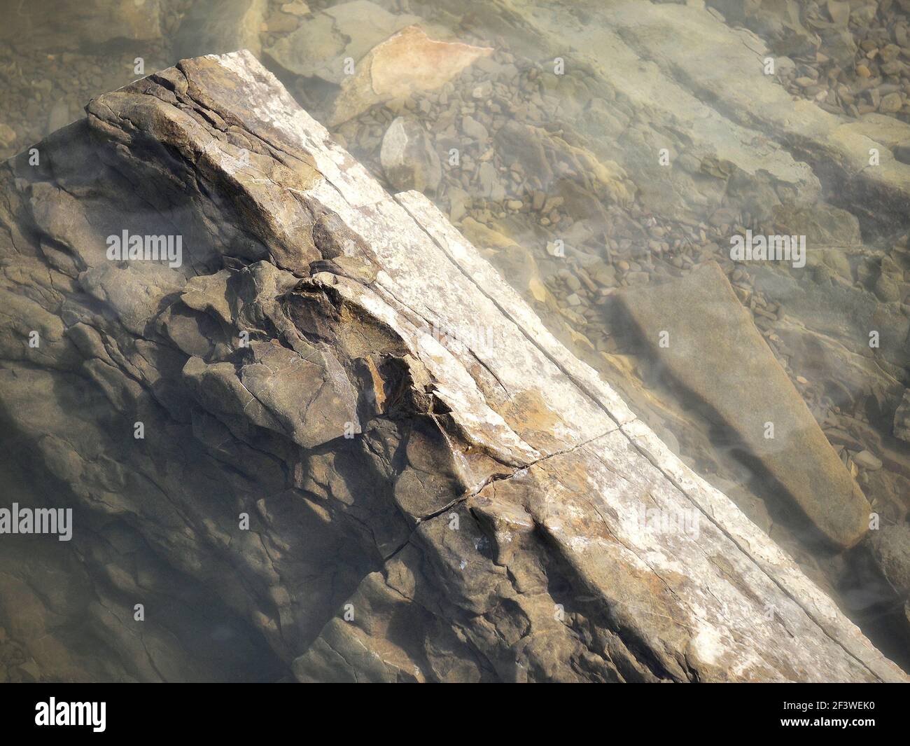 Teil einer Felsstruktur auf dem Grund eines Sees. Blick auf den See. Stockfoto
