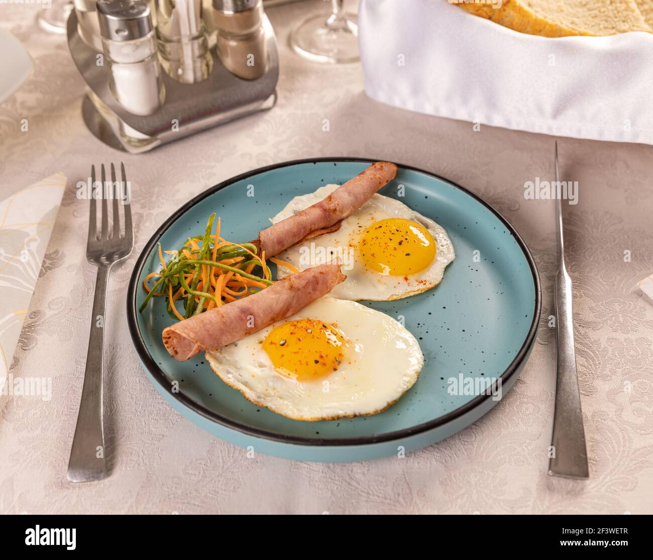 Teller mit sonniger Seite nach oben Spiegelei mit Speck serviert Stockfoto