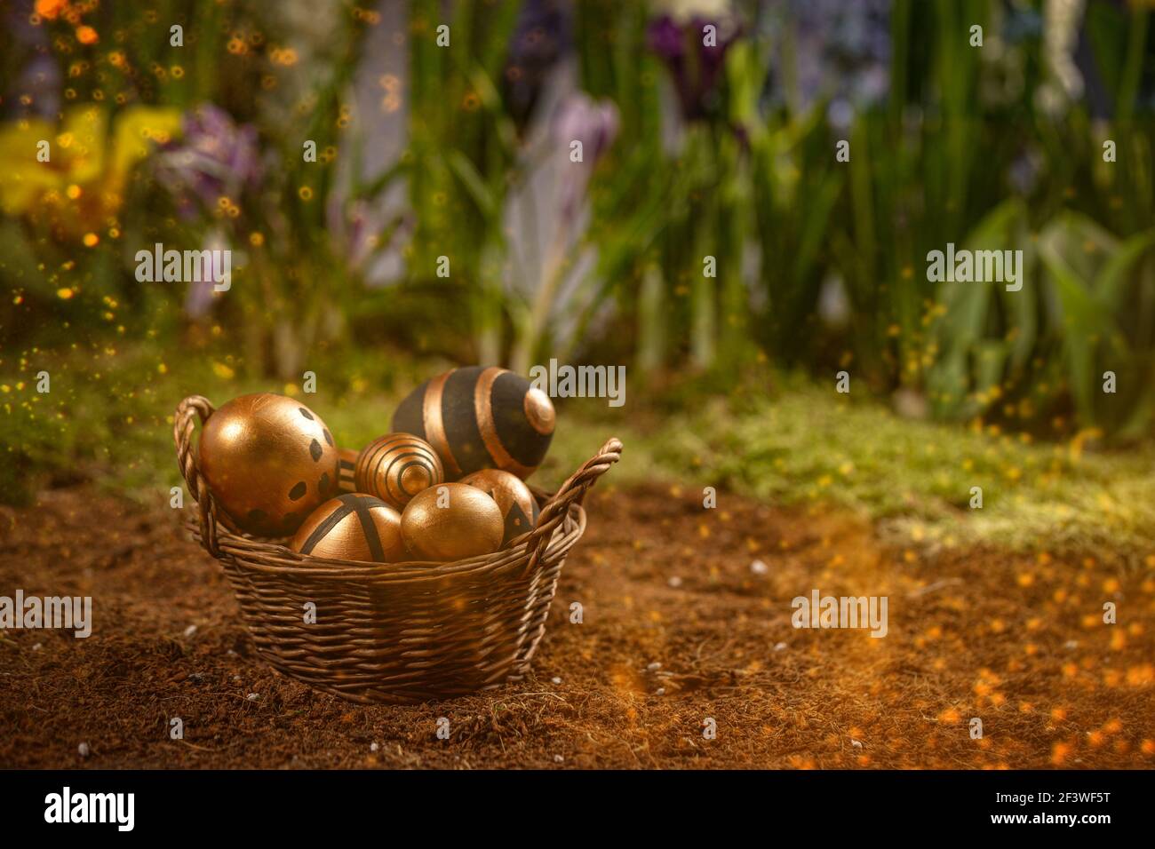 Ostereier im Weidenkorb mit Frühlingsblumen auf der Hintergrund Stockfoto