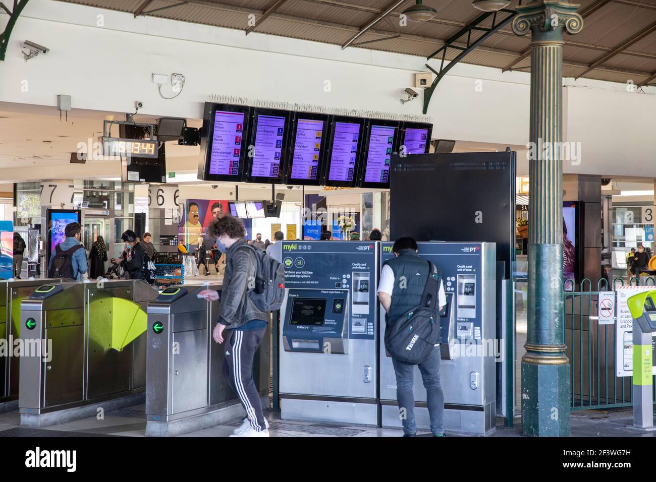 Melbourne Passagiere am Bahnhof Flinders Street kaufen Tickets und Mit dem Zug, Melbourne, Victoria, Australien Stockfoto