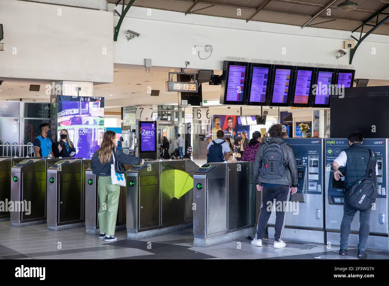 Melbourne Passagiere am Bahnhof Flinders Street kaufen Tickets und Mit dem Zug, Melbourne, Victoria, Australien Stockfoto