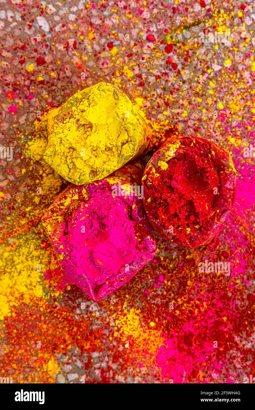 Bio-gulaal-Farben in einer Schale für holi-Festival. Stockfoto