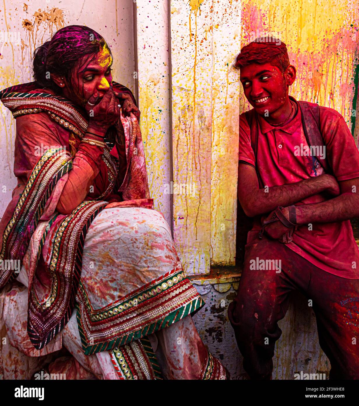 Portrait eines Transgender und eines Jungen während des holi Festivals in nandgaon mit selektivem Fokus auf das Thema und zusätzlichen Geräuschen und Körnern. Stockfoto