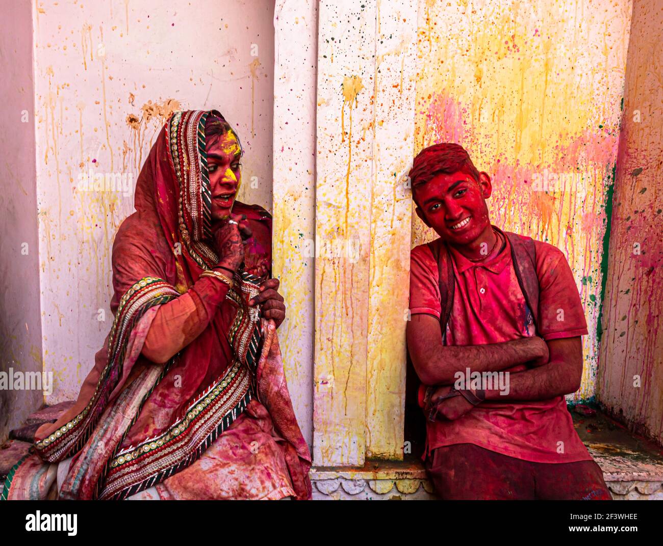 Portrait eines Transgender und eines Jungen während des holi Festivals in nandgaon mit selektivem Fokus auf das Thema und zusätzlichen Geräuschen und Körnern. Stockfoto