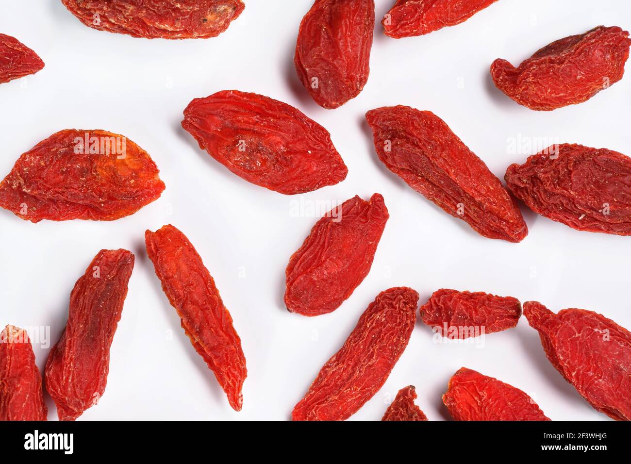 Nahaufnahme der Goji-Beere (Wolfbeere - Lycium chinense) getrocknete Früchte isoliert auf weißem Hintergrund, Blick von oben Stockfoto