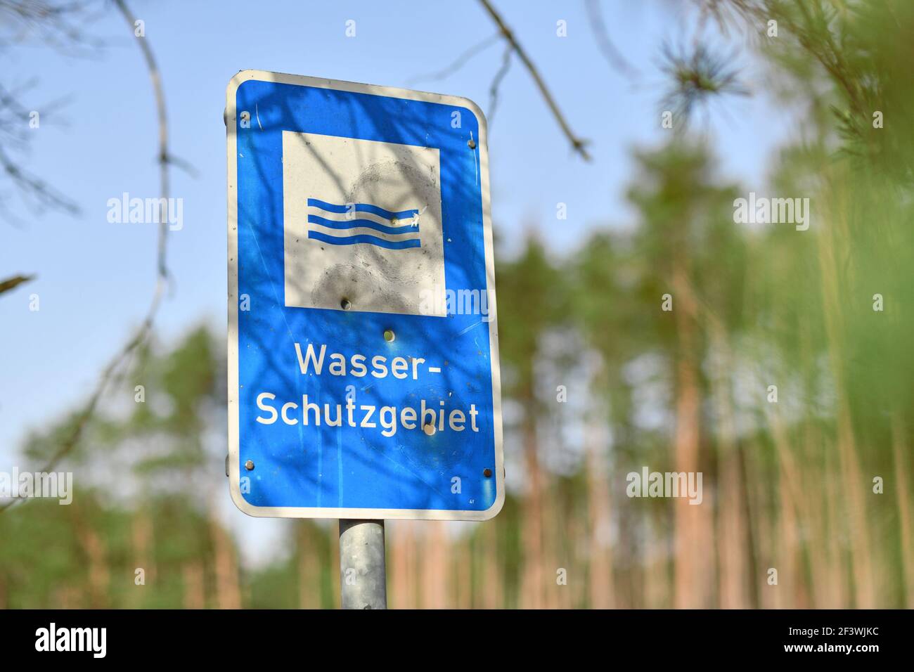 Blaues Schild mit deutschem Text 'Wasserschutzgebiet' mit Kugel Löcher Stockfoto