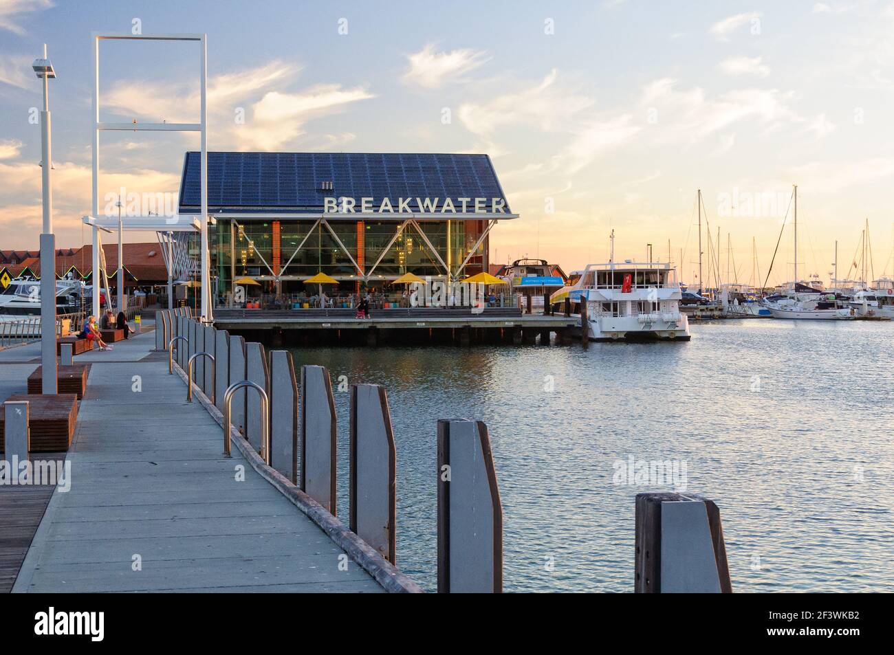 Der Breakwater über dem Wasser im Hillarys Boat Harbor - Perth, WA, Australien Stockfoto