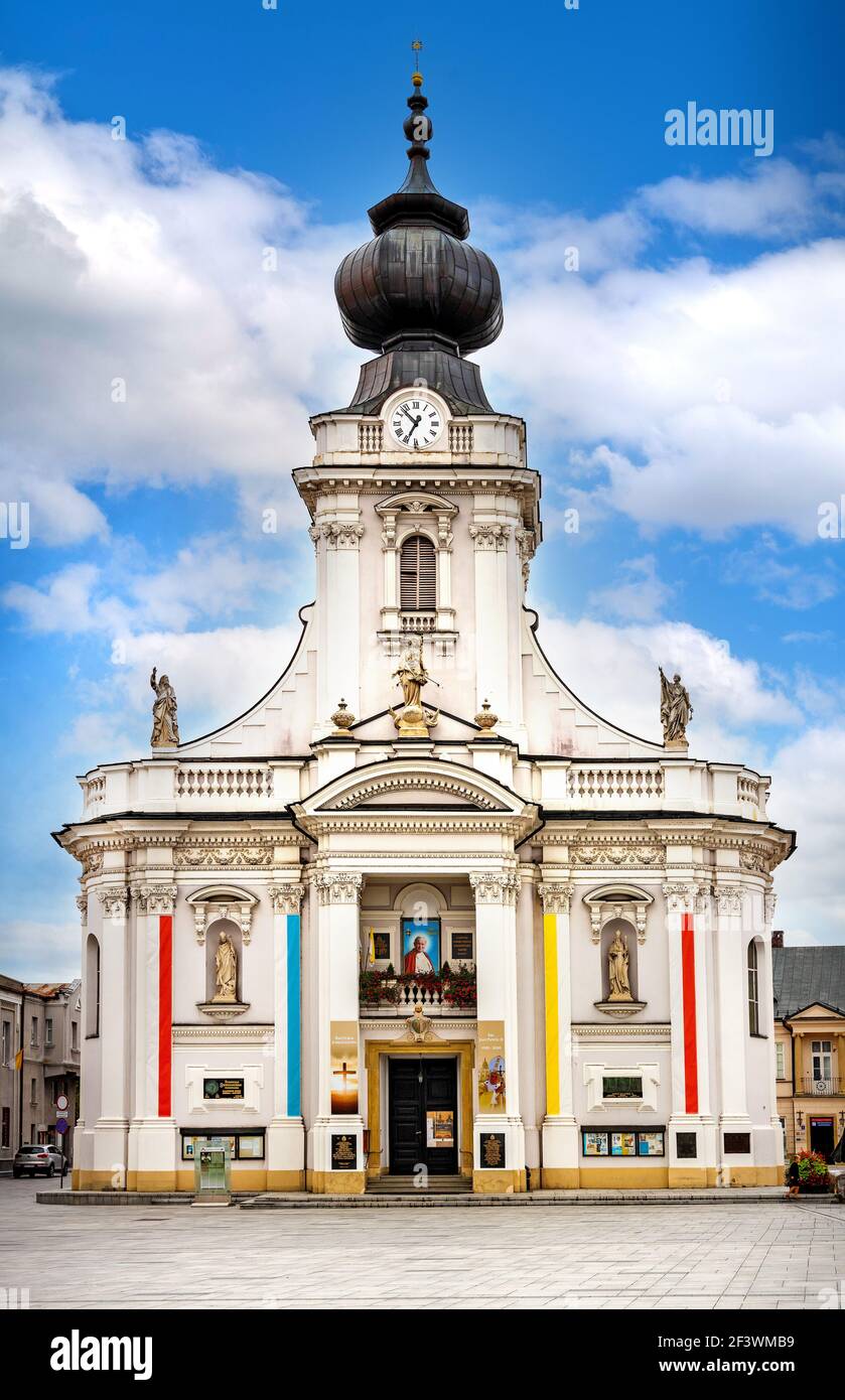 Wadowice, Polen - 27. August 2020: Päpstliche Basilika der Darstellung der seligen Vergin Mary auf Rynek Marktplatz, bekannt als Papst Johannes Paul II. Platz Stockfoto