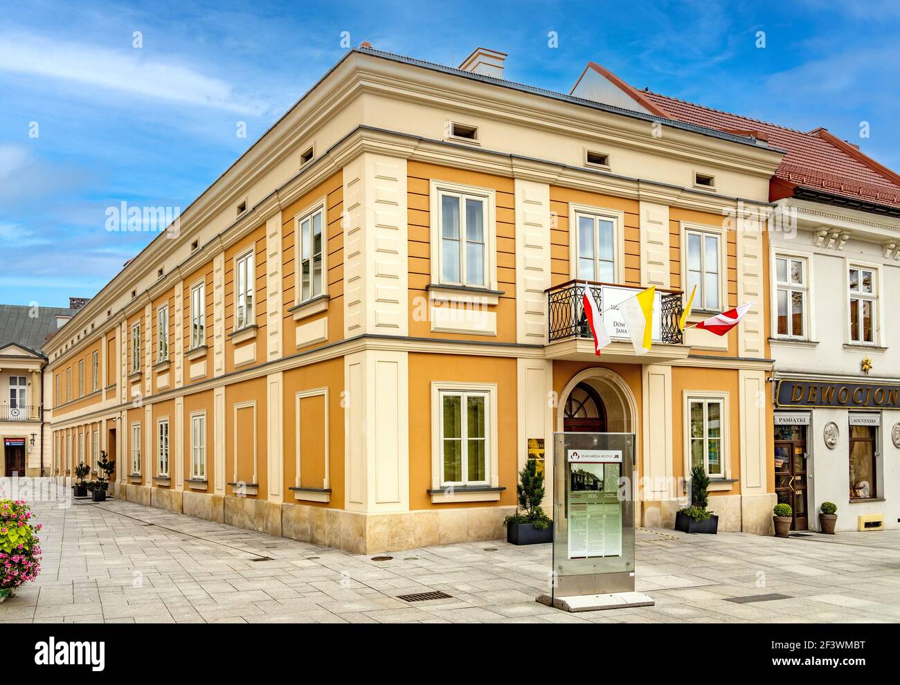 Wadowice, Polen - 27. August 2020: Familienhaus von Karol Wojtyla, später Papst Johannes Paul II., heute Heiliges Vater Familienheim Museum auf dem Marktplatz Stockfoto