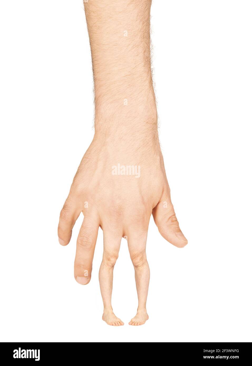 Gruselige Hand mit Beinen und Füßen statt Fingern, isoliert auf weiß Stockfoto